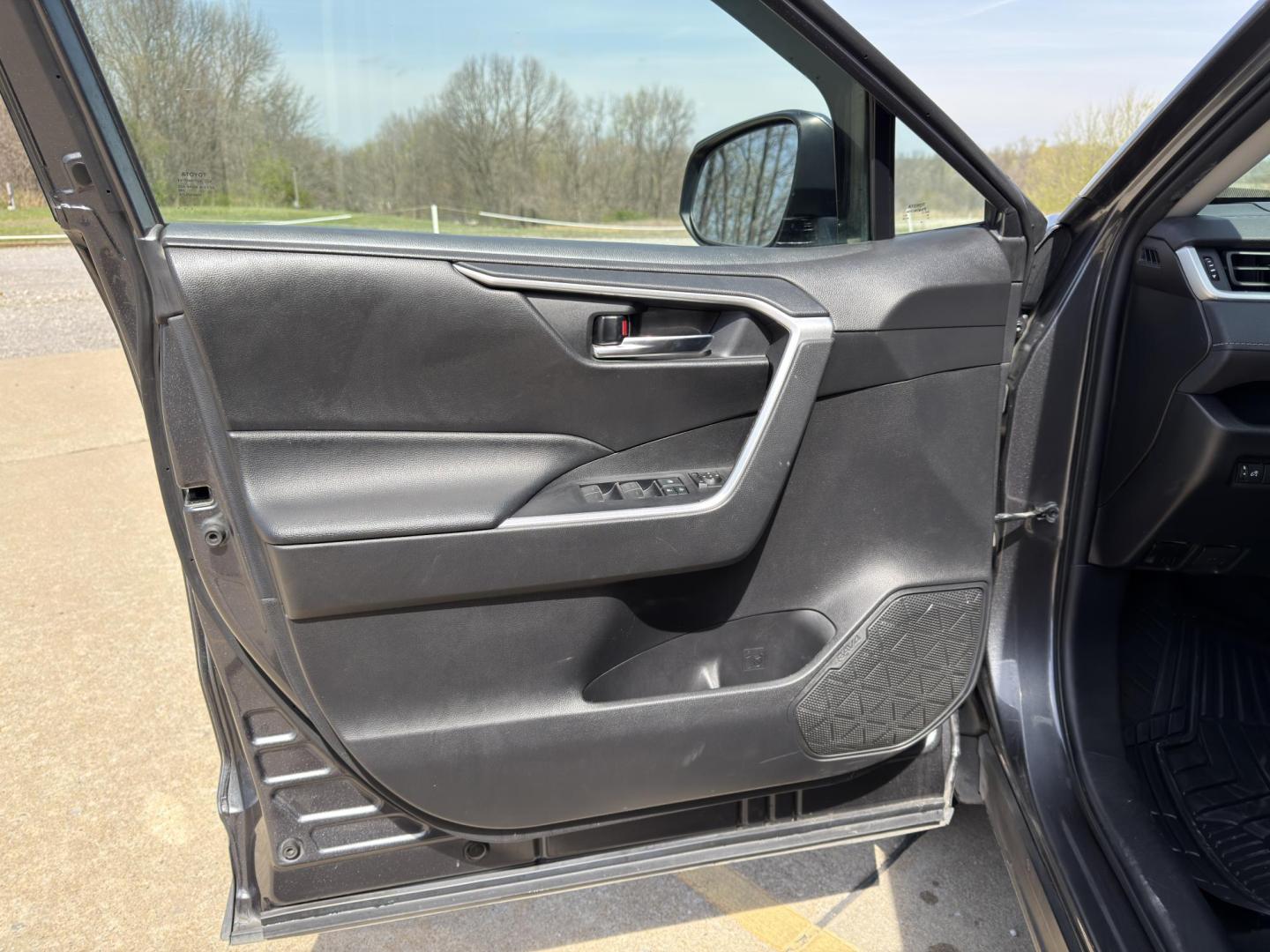 2022 GRAY /Black Toyota RAV4 XLE AWD (2T3P1RFV6NC) with an 2.5L 4 Cyl. engine, Automatic transmission, located at 2990 Old Orchard Rd., Jackson, MO, 63755, 37.354214, -89.612106 - 2022 Toyota RAV4 XLE 1-Owner 135xxx miles All Wheel Drive 2.5L 4 Cyl. Automatic Backup Camera Power Driver Seat Bluetooth Cruise Power Windows/Locks/Mirrors We have financing available and we accept trades! Fill out a credit application on our website or come by today! If you have any qu - Photo#11