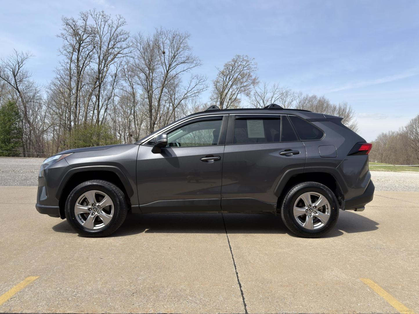 2022 GRAY /Black Toyota RAV4 XLE AWD (2T3P1RFV6NC) with an 2.5L 4 Cyl. engine, Automatic transmission, located at 2990 Old Orchard Rd., Jackson, MO, 63755, 37.354214, -89.612106 - 2022 Toyota RAV4 XLE 1-Owner 135xxx miles All Wheel Drive 2.5L 4 Cyl. Automatic Backup Camera Power Driver Seat Bluetooth Cruise Power Windows/Locks/Mirrors We have financing available and we accept trades! Fill out a credit application on our website or come by today! If you have any qu - Photo#5