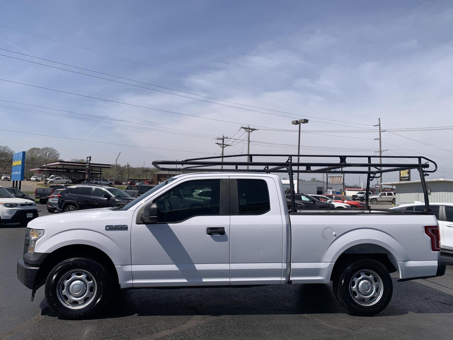 2017 WHITE /GRAY Ford F-150 XL SuperCab 6.5-ft. Bed 2WD (1FTEX1C8XHK) with an 3.5L V6 DOHC 24V engine, Automatic transmission, located at 506 S. Kingshighway, Cape Girardeau, MO, 63703, (573) 235-5000, 37.294991, -89.553635 - 2017 Ford F-150 XL SuperCab 6.5-ft. Bed 2WD 118,xxx miles Cruise Control Bluetooth Power Windows/Locks/Mirrors We have financing available and we accept trades! Fill out a credit application on our website or come by today! If you have any questions, give us a call at (573) 235-5000 or visit - Photo#4