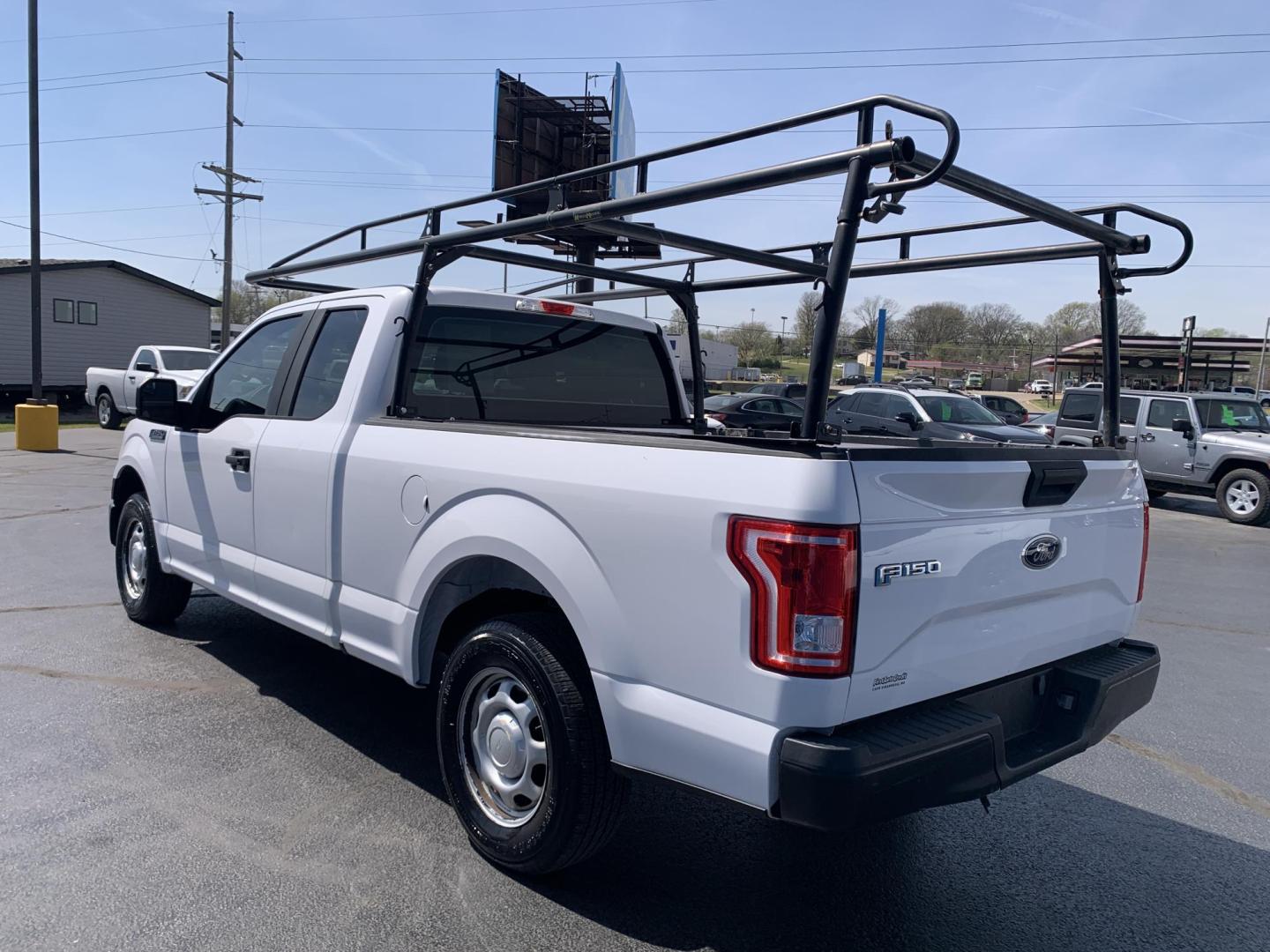 2017 WHITE /GRAY Ford F-150 XL SuperCab 6.5-ft. Bed 2WD (1FTEX1C8XHK) with an 3.5L V6 DOHC 24V engine, Automatic transmission, located at 506 S. Kingshighway, Cape Girardeau, MO, 63703, (573) 235-5000, 37.294991, -89.553635 - 2017 Ford F-150 XL SuperCab 6.5-ft. Bed 2WD 118,xxx miles Cruise Control Bluetooth Power Windows/Locks/Mirrors We have financing available and we accept trades! Fill out a credit application on our website or come by today! If you have any questions, give us a call at (573) 235-5000 or visit - Photo#5