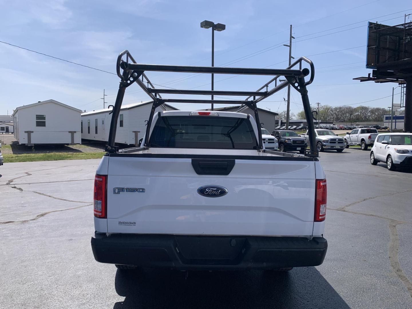 2017 WHITE /GRAY Ford F-150 XL SuperCab 6.5-ft. Bed 2WD (1FTEX1C8XHK) with an 3.5L V6 DOHC 24V engine, Automatic transmission, located at 506 S. Kingshighway, Cape Girardeau, MO, 63703, (573) 235-5000, 37.294991, -89.553635 - 2017 Ford F-150 XL SuperCab 6.5-ft. Bed 2WD 118,xxx miles Cruise Control Bluetooth Power Windows/Locks/Mirrors We have financing available and we accept trades! Fill out a credit application on our website or come by today! If you have any questions, give us a call at (573) 235-5000 or visit - Photo#6