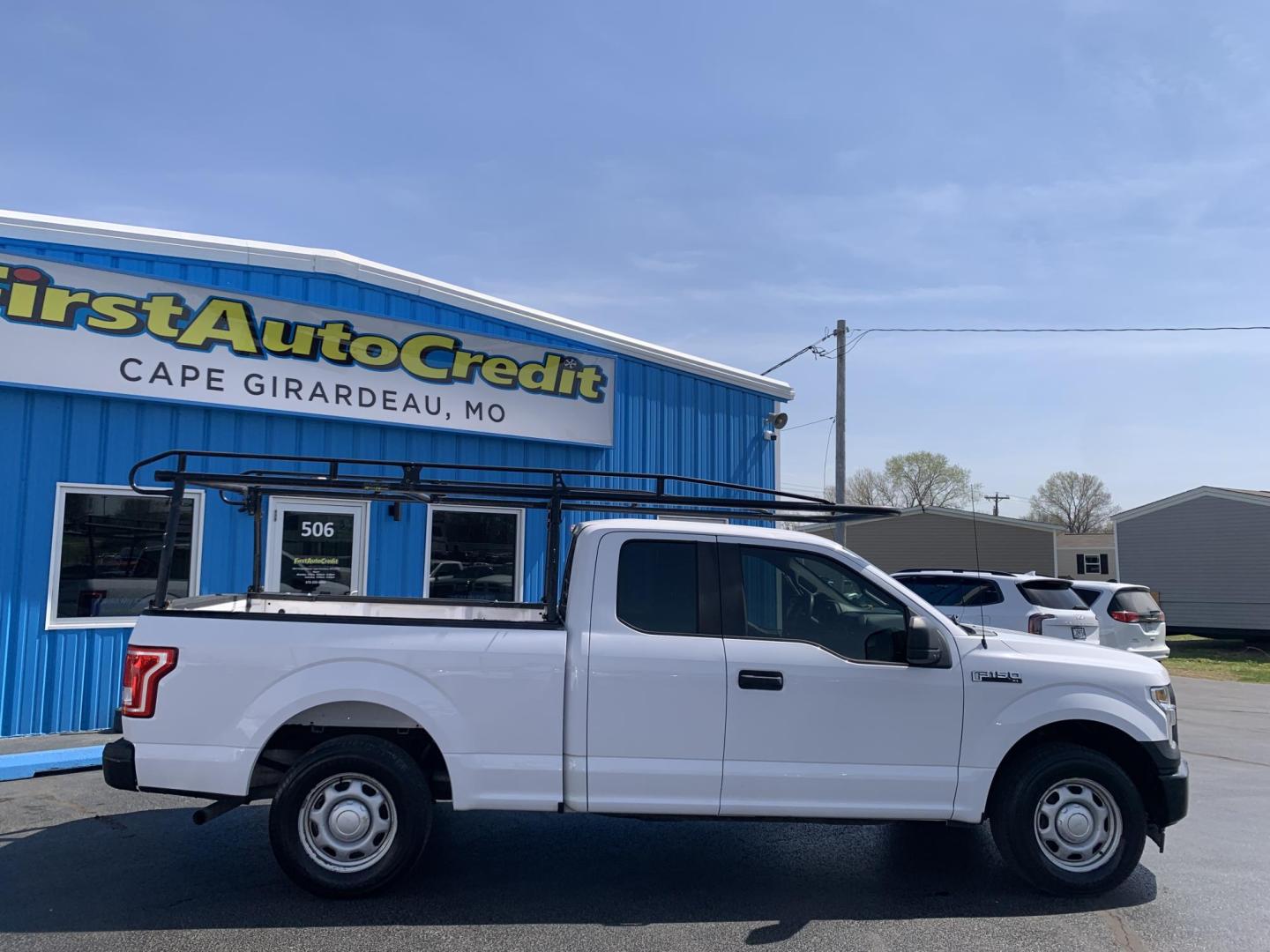 2017 WHITE /GRAY Ford F-150 XL SuperCab 6.5-ft. Bed 2WD (1FTEX1C8XHK) with an 3.5L V6 DOHC 24V engine, Automatic transmission, located at 506 S. Kingshighway, Cape Girardeau, MO, 63703, (573) 235-5000, 37.294991, -89.553635 - 2017 Ford F-150 XL SuperCab 6.5-ft. Bed 2WD 118,xxx miles Cruise Control Bluetooth Power Windows/Locks/Mirrors We have financing available and we accept trades! Fill out a credit application on our website or come by today! If you have any questions, give us a call at (573) 235-5000 or visit - Photo#9