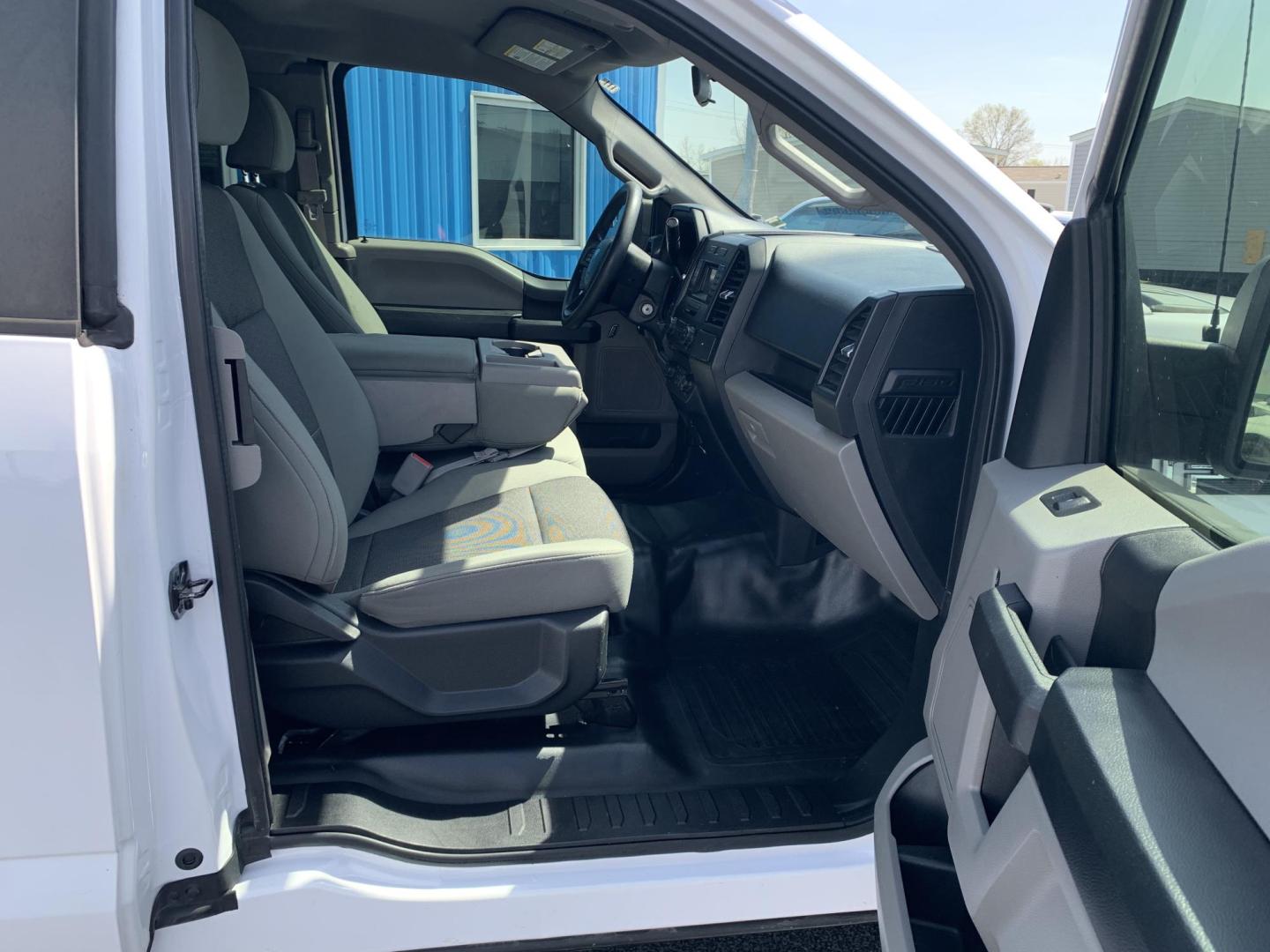 2017 WHITE /GRAY Ford F-150 XL SuperCab 6.5-ft. Bed 2WD (1FTEX1C8XHK) with an 3.5L V6 DOHC 24V engine, Automatic transmission, located at 506 S. Kingshighway, Cape Girardeau, MO, 63703, (573) 235-5000, 37.294991, -89.553635 - 2017 Ford F-150 XL SuperCab 6.5-ft. Bed 2WD 118,xxx miles Cruise Control Bluetooth Power Windows/Locks/Mirrors We have financing available and we accept trades! Fill out a credit application on our website or come by today! If you have any questions, give us a call at (573) 235-5000 or visit - Photo#11