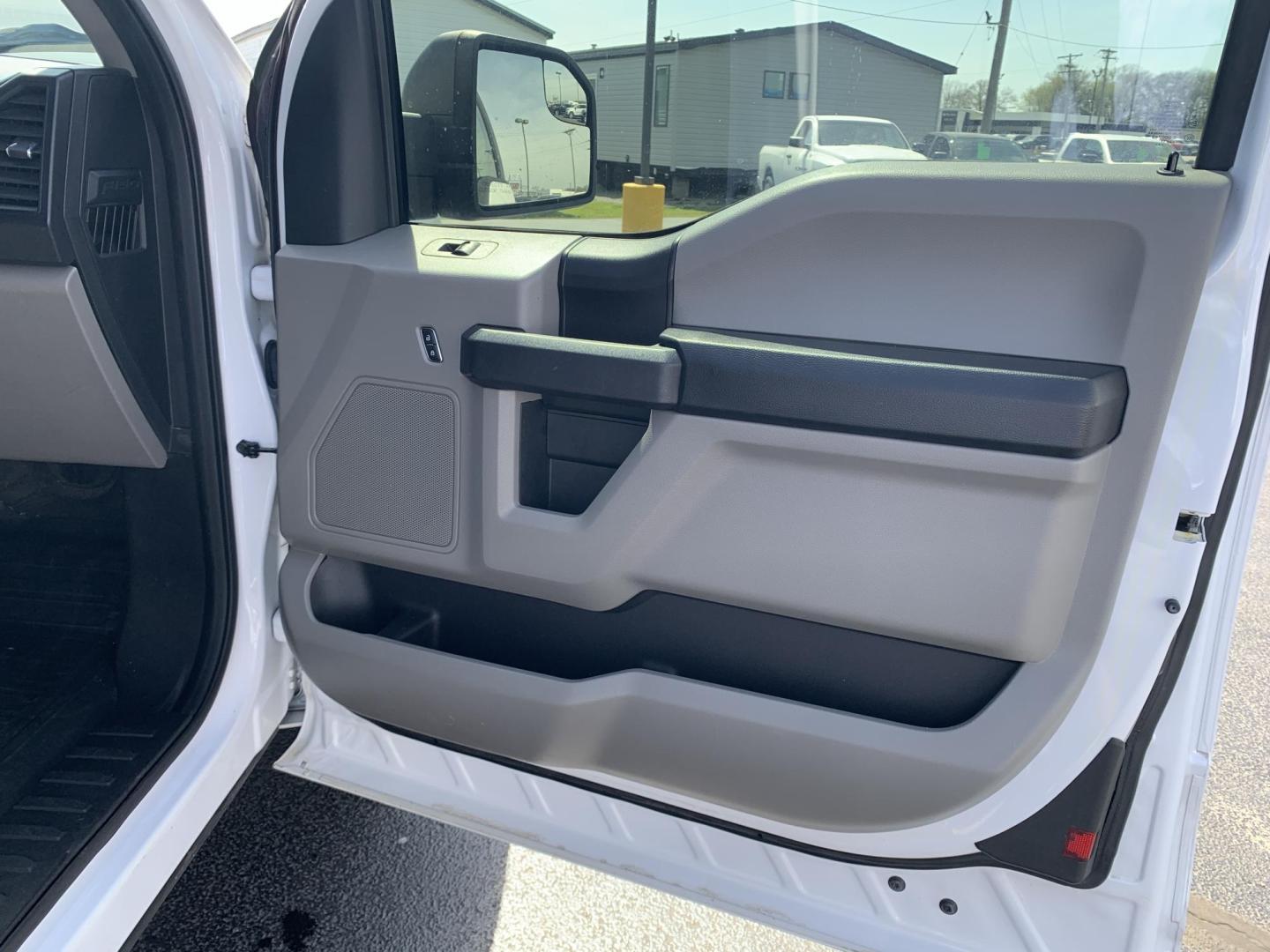 2017 WHITE /GRAY Ford F-150 XL SuperCab 6.5-ft. Bed 2WD (1FTEX1C8XHK) with an 3.5L V6 DOHC 24V engine, Automatic transmission, located at 506 S. Kingshighway, Cape Girardeau, MO, 63703, (573) 235-5000, 37.294991, -89.553635 - 2017 Ford F-150 XL SuperCab 6.5-ft. Bed 2WD 118,xxx miles Cruise Control Bluetooth Power Windows/Locks/Mirrors We have financing available and we accept trades! Fill out a credit application on our website or come by today! If you have any questions, give us a call at (573) 235-5000 or visit - Photo#10