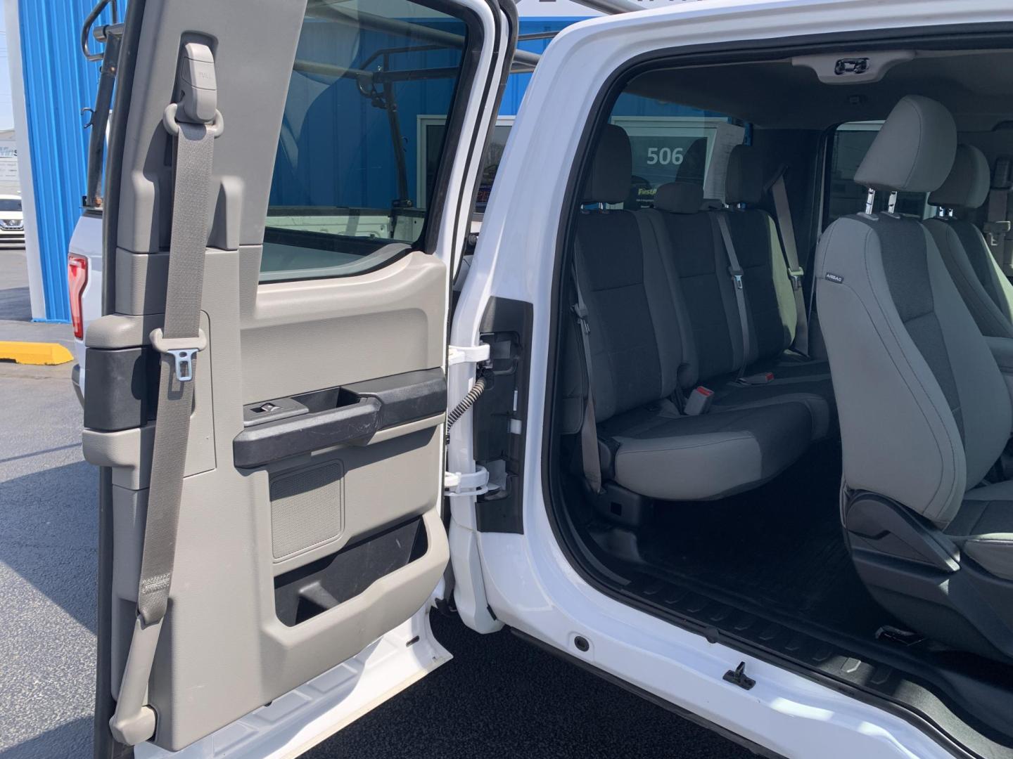 2017 WHITE /GRAY Ford F-150 XL SuperCab 6.5-ft. Bed 2WD (1FTEX1C8XHK) with an 3.5L V6 DOHC 24V engine, Automatic transmission, located at 506 S. Kingshighway, Cape Girardeau, MO, 63703, (573) 235-5000, 37.294991, -89.553635 - 2017 Ford F-150 XL SuperCab 6.5-ft. Bed 2WD 118,xxx miles Cruise Control Bluetooth Power Windows/Locks/Mirrors We have financing available and we accept trades! Fill out a credit application on our website or come by today! If you have any questions, give us a call at (573) 235-5000 or visit - Photo#12