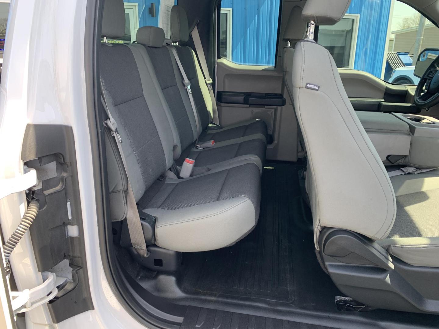 2017 WHITE /GRAY Ford F-150 XL SuperCab 6.5-ft. Bed 2WD (1FTEX1C8XHK) with an 3.5L V6 DOHC 24V engine, Automatic transmission, located at 506 S. Kingshighway, Cape Girardeau, MO, 63703, (573) 235-5000, 37.294991, -89.553635 - 2017 Ford F-150 XL SuperCab 6.5-ft. Bed 2WD 118,xxx miles Cruise Control Bluetooth Power Windows/Locks/Mirrors We have financing available and we accept trades! Fill out a credit application on our website or come by today! If you have any questions, give us a call at (573) 235-5000 or visit - Photo#13