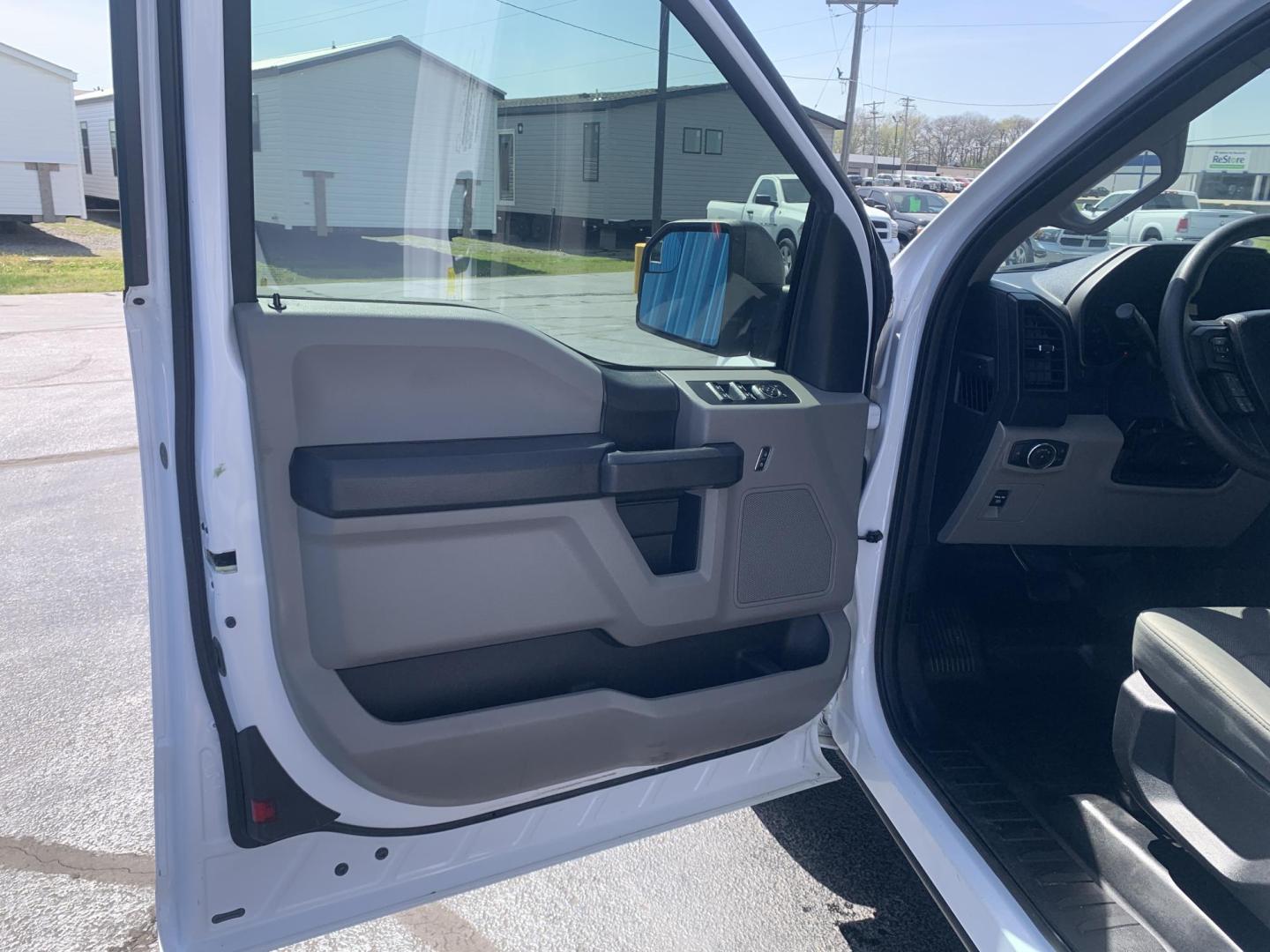 2017 WHITE /GRAY Ford F-150 XL SuperCab 6.5-ft. Bed 2WD (1FTEX1C8XHK) with an 3.5L V6 DOHC 24V engine, Automatic transmission, located at 506 S. Kingshighway, Cape Girardeau, MO, 63703, (573) 235-5000, 37.294991, -89.553635 - 2017 Ford F-150 XL SuperCab 6.5-ft. Bed 2WD 118,xxx miles Cruise Control Bluetooth Power Windows/Locks/Mirrors We have financing available and we accept trades! Fill out a credit application on our website or come by today! If you have any questions, give us a call at (573) 235-5000 or visit - Photo#14