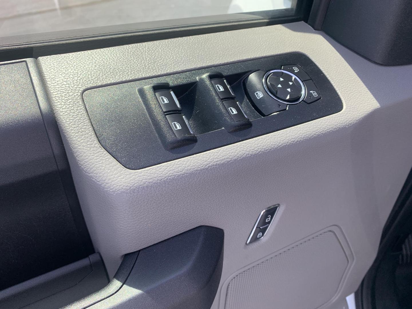 2017 WHITE /GRAY Ford F-150 XL SuperCab 6.5-ft. Bed 2WD (1FTEX1C8XHK) with an 3.5L V6 DOHC 24V engine, Automatic transmission, located at 506 S. Kingshighway, Cape Girardeau, MO, 63703, (573) 235-5000, 37.294991, -89.553635 - 2017 Ford F-150 XL SuperCab 6.5-ft. Bed 2WD 118,xxx miles Cruise Control Bluetooth Power Windows/Locks/Mirrors We have financing available and we accept trades! Fill out a credit application on our website or come by today! If you have any questions, give us a call at (573) 235-5000 or visit - Photo#18