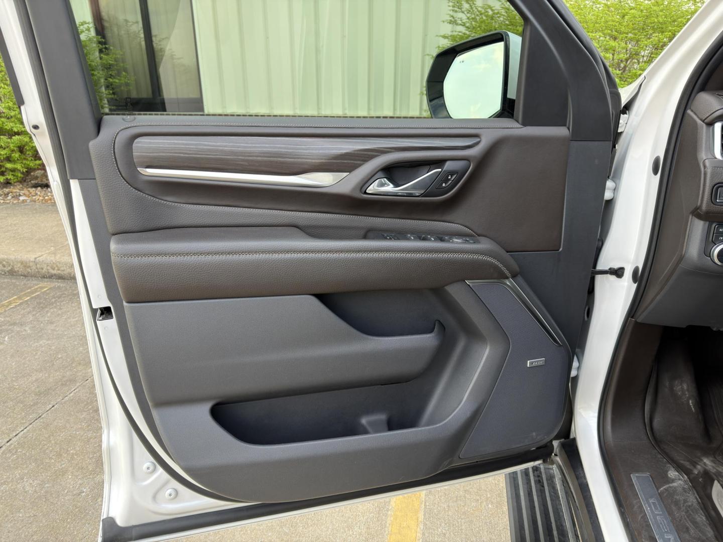 2021 WHITE /Brown GMC Yukon XL Denali 4WD (1GKS2JKLXMR) with an 6.2L V8 engine, Automatic transmission, located at 2990 Old Orchard Rd., Jackson, MO, 63755, 37.354214, -89.612106 - 2021 GMC Yukon XL Denali 85xxx miles 4 Wheel Drive 6.2L V8 Automatic Leather 3rd Row Navigation Rear Entertainment Backup Camera Power/Heated/Cooled Seats Heated Rear Seats Heated Steering Wheel Sunroof Power Running Boards Bluetooth Remote Start Cruise Power Windows/Locks/Mirrors - Photo#20