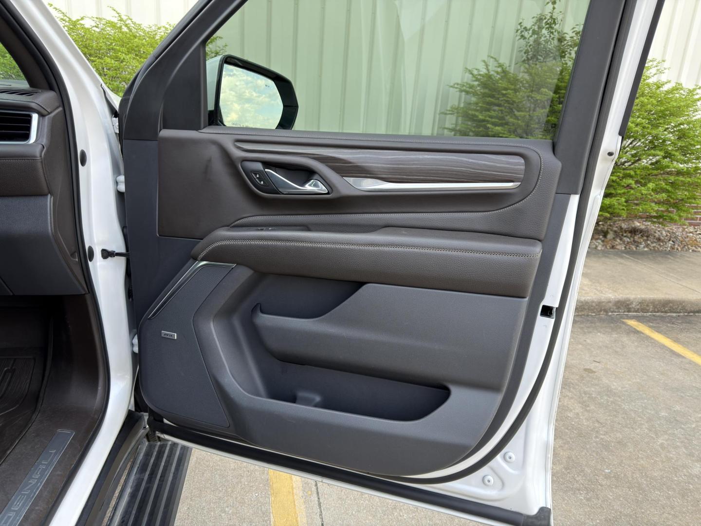 2021 WHITE /Brown GMC Yukon XL Denali 4WD (1GKS2JKLXMR) with an 6.2L V8 engine, Automatic transmission, located at 2990 Old Orchard Rd., Jackson, MO, 63755, 37.354214, -89.612106 - 2021 GMC Yukon XL Denali 85xxx miles 4 Wheel Drive 6.2L V8 Automatic Leather 3rd Row Navigation Rear Entertainment Backup Camera Power/Heated/Cooled Seats Heated Rear Seats Heated Steering Wheel Sunroof Power Running Boards Bluetooth Remote Start Cruise Power Windows/Locks/Mirrors - Photo#22