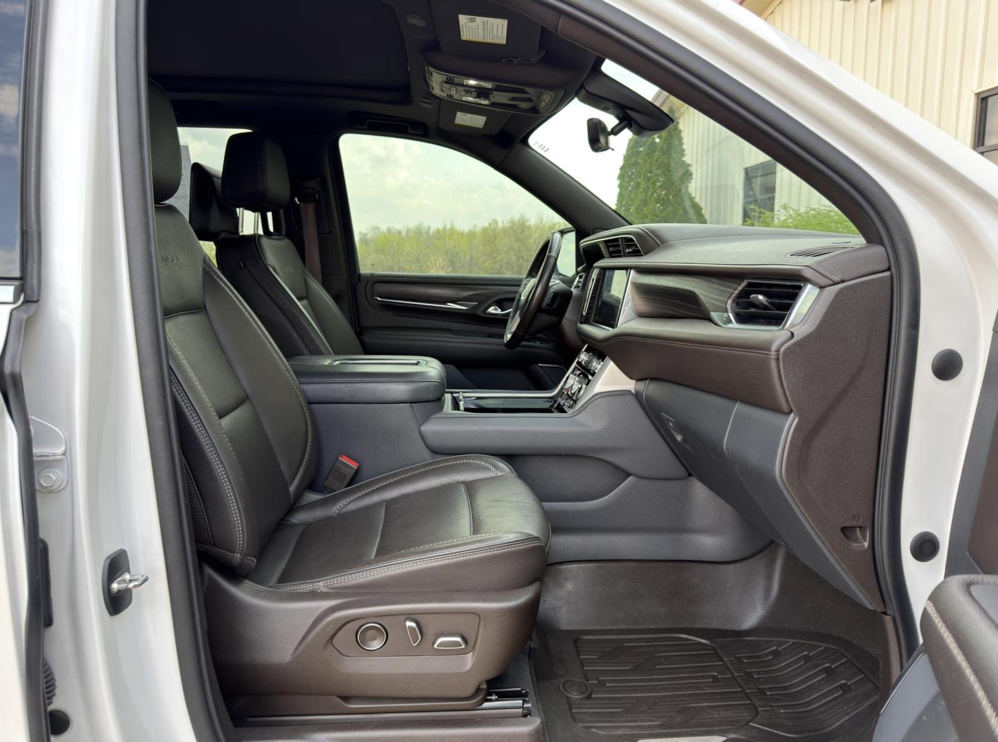 2021 WHITE /Brown GMC Yukon XL Denali 4WD (1GKS2JKLXMR) with an 6.2L V8 engine, Automatic transmission, located at 2990 Old Orchard Rd., Jackson, MO, 63755, 37.354214, -89.612106 - 2021 GMC Yukon XL Denali 85xxx miles 4 Wheel Drive 6.2L V8 Automatic Leather 3rd Row Navigation Rear Entertainment Backup Camera Power/Heated/Cooled Seats Heated Rear Seats Heated Steering Wheel Sunroof Power Running Boards Bluetooth Remote Start Cruise Power Windows/Locks/Mirrors - Photo#23