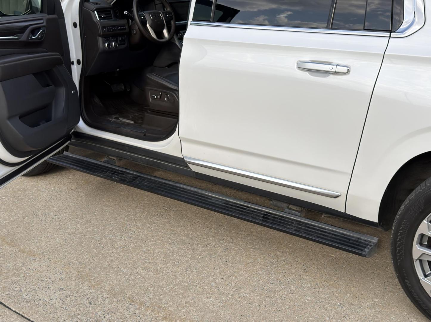 2021 WHITE /Brown GMC Yukon XL Denali 4WD (1GKS2JKLXMR) with an 6.2L V8 engine, Automatic transmission, located at 2990 Old Orchard Rd., Jackson, MO, 63755, 37.354214, -89.612106 - 2021 GMC Yukon XL Denali 85xxx miles 4 Wheel Drive 6.2L V8 Automatic Leather 3rd Row Navigation Rear Entertainment Backup Camera Power/Heated/Cooled Seats Heated Rear Seats Heated Steering Wheel Sunroof Power Running Boards Bluetooth Remote Start Cruise Power Windows/Locks/Mirrors - Photo#10