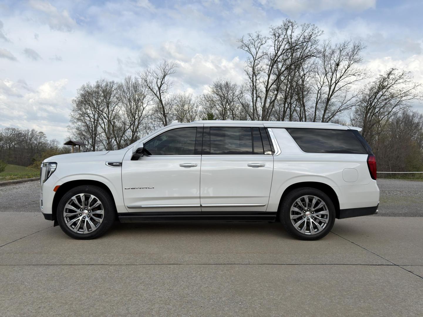 2021 WHITE /Brown GMC Yukon XL Denali 4WD (1GKS2JKLXMR) with an 6.2L V8 engine, Automatic transmission, located at 2990 Old Orchard Rd., Jackson, MO, 63755, 37.354214, -89.612106 - 2021 GMC Yukon XL Denali 85xxx miles 4 Wheel Drive 6.2L V8 Automatic Leather 3rd Row Navigation Rear Entertainment Backup Camera Power/Heated/Cooled Seats Heated Rear Seats Heated Steering Wheel Sunroof Power Running Boards Bluetooth Remote Start Cruise Power Windows/Locks/Mirrors - Photo#14