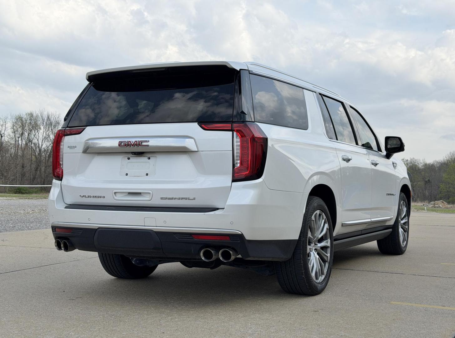 2021 WHITE /Brown GMC Yukon XL Denali 4WD (1GKS2JKLXMR) with an 6.2L V8 engine, Automatic transmission, located at 2990 Old Orchard Rd., Jackson, MO, 63755, 37.354214, -89.612106 - 2021 GMC Yukon XL Denali 85xxx miles 4 Wheel Drive 6.2L V8 Automatic Leather 3rd Row Navigation Rear Entertainment Backup Camera Power/Heated/Cooled Seats Heated Rear Seats Heated Steering Wheel Sunroof Power Running Boards Bluetooth Remote Start Cruise Power Windows/Locks/Mirrors - Photo#16