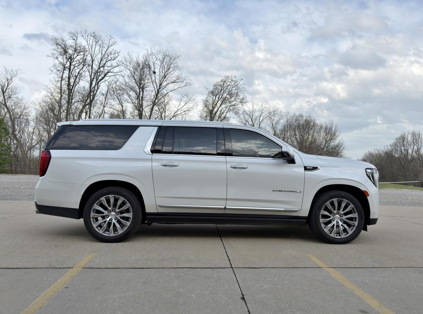 2021 WHITE /Brown GMC Yukon XL Denali 4WD (1GKS2JKLXMR) with an 6.2L V8 engine, Automatic transmission, located at 2990 Old Orchard Rd., Jackson, MO, 63755, 37.354214, -89.612106 - 2021 GMC Yukon XL Denali 85xxx miles 4 Wheel Drive 6.2L V8 Automatic Leather 3rd Row Navigation Rear Entertainment Backup Camera Power/Heated/Cooled Seats Heated Rear Seats Heated Steering Wheel Sunroof Power Running Boards Bluetooth Remote Start Cruise Power Windows/Locks/Mirrors - Photo#15