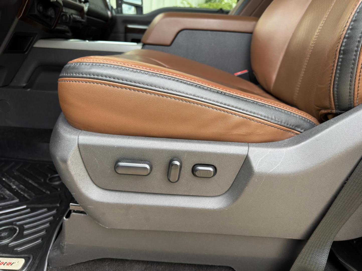 2016 WHITE /Tan Ford F-250 SD Lariat Crew Cab 4WD (1FT7W2BT3GE) with an 6.7L V8 DIESEL engine, Automatic transmission, located at 2990 Old Orchard Rd., Jackson, MO, 63755, 37.354214, -89.612106 - 2016 Ford F-250 Super Duty Lariat 120xxx miles 4x4 6.7L V8 Diesel Automatic Leather Navigation Power/Heated/Cooled Seats Heated Steering Wheel Backup Camera Sunroof Bluetooth Remote Start Cruise Power Windows/Locks/Mirrors We have financing available and we accept trades! Fill out a c - Photo#7