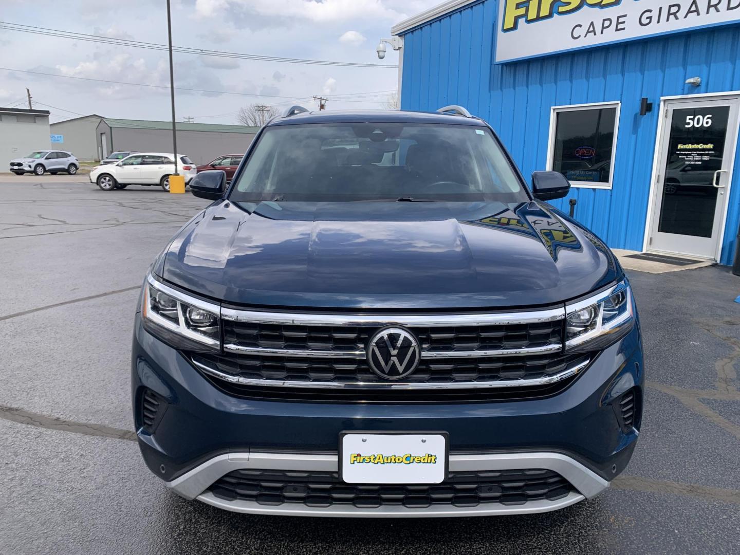 2021 BLUE /BLACK Volkswagen Atlas V6 SEL 4MOTION (1V2BR2CAXMC) with an 3.6L V6 DOHC 24V engine, Automatic transmission, located at 506 S. Kingshighway, Cape Girardeau, MO, 63703, (573) 235-5000, 37.294991, -89.553635 - 2021 Volkswagen Atlas V6 SEL 4MOTION 48,xxx miles One Owner! AWD Heated Seats Bluetooth Adaptive Cruise Backup Camera 3rd. Row Sunroof We have financing available and we accept trades! Fill out a credit application on our website or come by today! If you have any questions, give us a ca - Photo#1