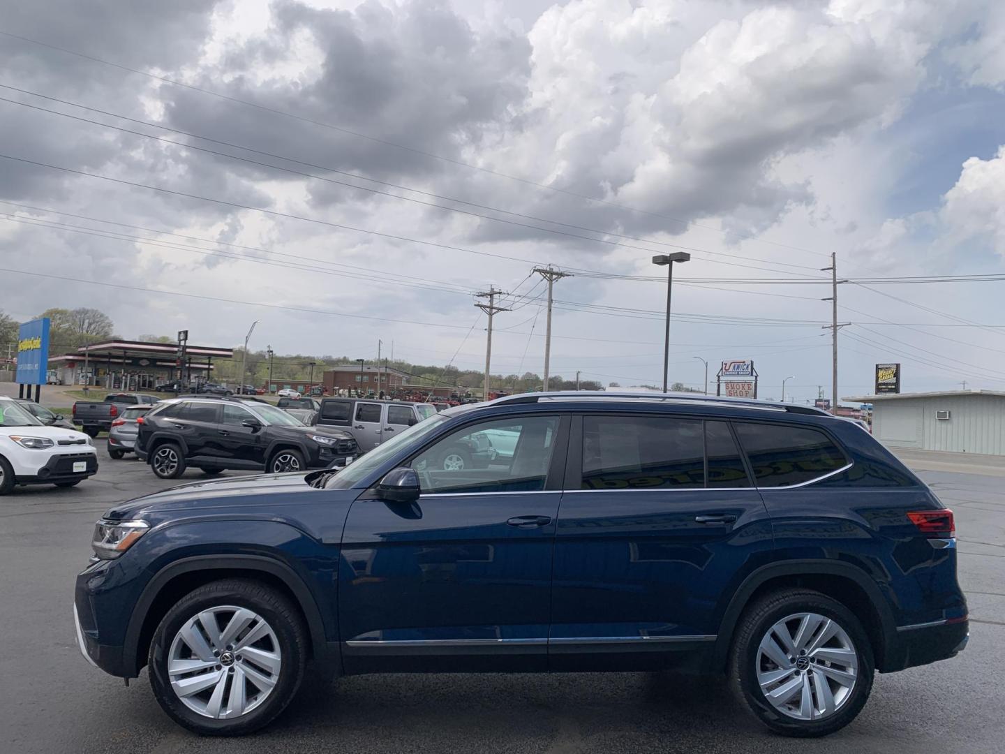 2021 BLUE /BLACK Volkswagen Atlas V6 SEL 4MOTION (1V2BR2CAXMC) with an 3.6L V6 DOHC 24V engine, Automatic transmission, located at 506 S. Kingshighway, Cape Girardeau, MO, 63703, (573) 235-5000, 37.294991, -89.553635 - 2021 Volkswagen Atlas V6 SEL 4MOTION 48,xxx miles One Owner! AWD Heated Seats Bluetooth Adaptive Cruise Backup Camera 3rd. Row Sunroof We have financing available and we accept trades! Fill out a credit application on our website or come by today! If you have any questions, give us a ca - Photo#4
