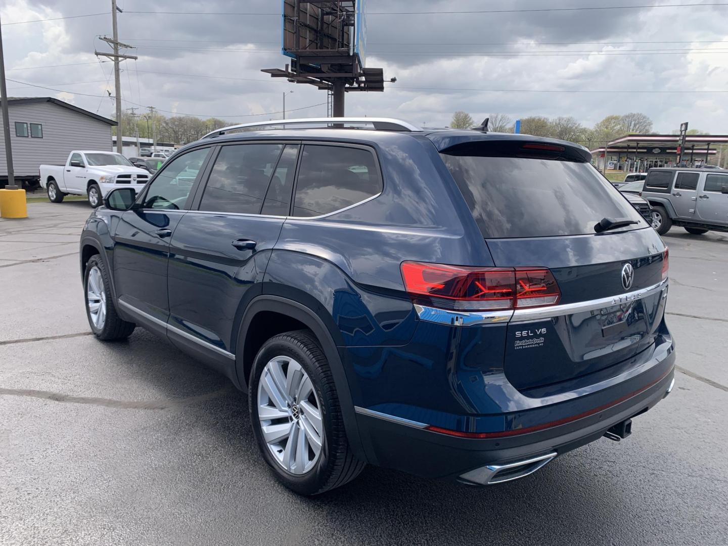 2021 BLUE /BLACK Volkswagen Atlas V6 SEL 4MOTION (1V2BR2CAXMC) with an 3.6L V6 DOHC 24V engine, Automatic transmission, located at 506 S. Kingshighway, Cape Girardeau, MO, 63703, (573) 235-5000, 37.294991, -89.553635 - 2021 Volkswagen Atlas V6 SEL 4MOTION 48,xxx miles One Owner! AWD Heated Seats Bluetooth Adaptive Cruise Backup Camera 3rd. Row Sunroof We have financing available and we accept trades! Fill out a credit application on our website or come by today! If you have any questions, give us a ca - Photo#5