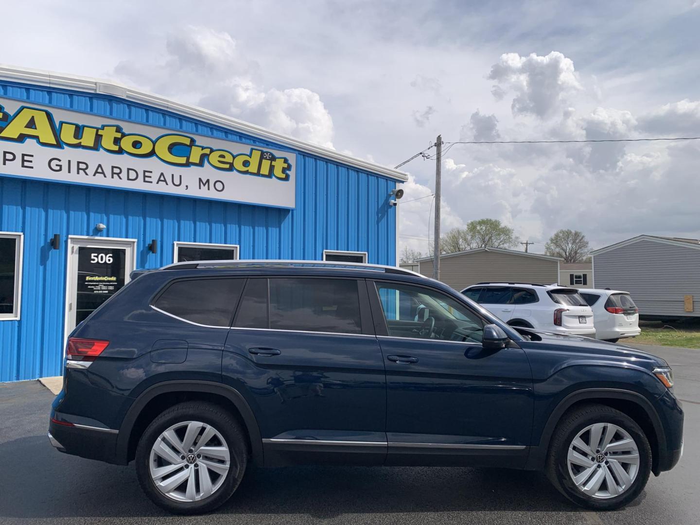 2021 BLUE /BLACK Volkswagen Atlas V6 SEL 4MOTION (1V2BR2CAXMC) with an 3.6L V6 DOHC 24V engine, Automatic transmission, located at 506 S. Kingshighway, Cape Girardeau, MO, 63703, (573) 235-5000, 37.294991, -89.553635 - 2021 Volkswagen Atlas V6 SEL 4MOTION 48,xxx miles One Owner! AWD Heated Seats Bluetooth Adaptive Cruise Backup Camera 3rd. Row Sunroof We have financing available and we accept trades! Fill out a credit application on our website or come by today! If you have any questions, give us a ca - Photo#10