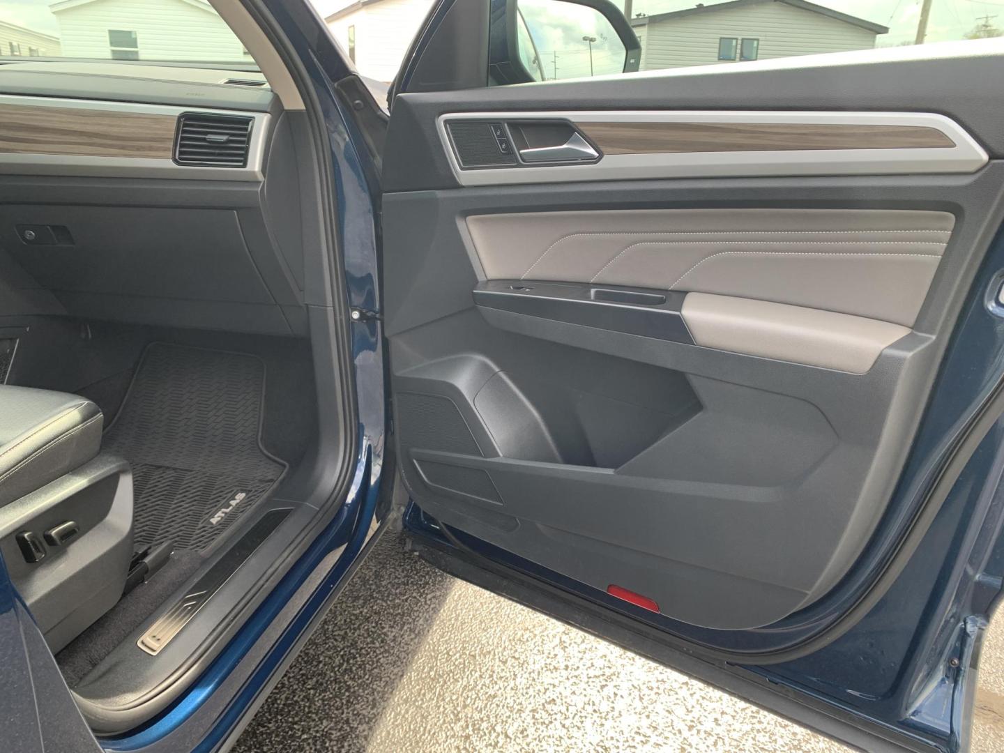 2021 BLUE /BLACK Volkswagen Atlas V6 SEL 4MOTION (1V2BR2CAXMC) with an 3.6L V6 DOHC 24V engine, Automatic transmission, located at 506 S. Kingshighway, Cape Girardeau, MO, 63703, (573) 235-5000, 37.294991, -89.553635 - 2021 Volkswagen Atlas V6 SEL 4MOTION 48,xxx miles One Owner! AWD Heated Seats Bluetooth Adaptive Cruise Backup Camera 3rd. Row Sunroof We have financing available and we accept trades! Fill out a credit application on our website or come by today! If you have any questions, give us a ca - Photo#11