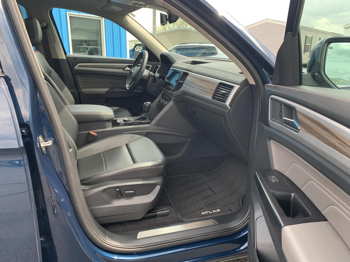 2021 BLUE /BLACK Volkswagen Atlas V6 SEL 4MOTION (1V2BR2CAXMC) with an 3.6L V6 DOHC 24V engine, Automatic transmission, located at 506 S. Kingshighway, Cape Girardeau, MO, 63703, (573) 235-5000, 37.294991, -89.553635 - 2021 Volkswagen Atlas V6 SEL 4MOTION 48,xxx miles One Owner! AWD Heated Seats Bluetooth Adaptive Cruise Backup Camera 3rd. Row Sunroof We have financing available and we accept trades! Fill out a credit application on our website or come by today! If you have any questions, give us a ca - Photo#12