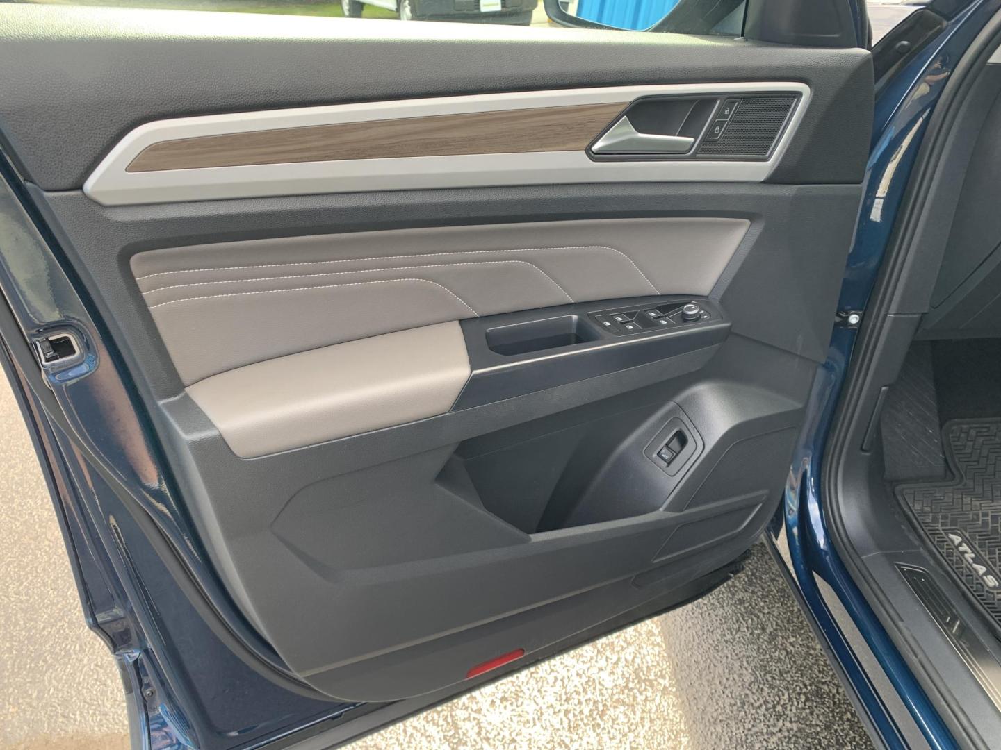 2021 BLUE /BLACK Volkswagen Atlas V6 SEL 4MOTION (1V2BR2CAXMC) with an 3.6L V6 DOHC 24V engine, Automatic transmission, located at 506 S. Kingshighway, Cape Girardeau, MO, 63703, (573) 235-5000, 37.294991, -89.553635 - 2021 Volkswagen Atlas V6 SEL 4MOTION 48,xxx miles One Owner! AWD Heated Seats Bluetooth Adaptive Cruise Backup Camera 3rd. Row Sunroof We have financing available and we accept trades! Fill out a credit application on our website or come by today! If you have any questions, give us a ca - Photo#20