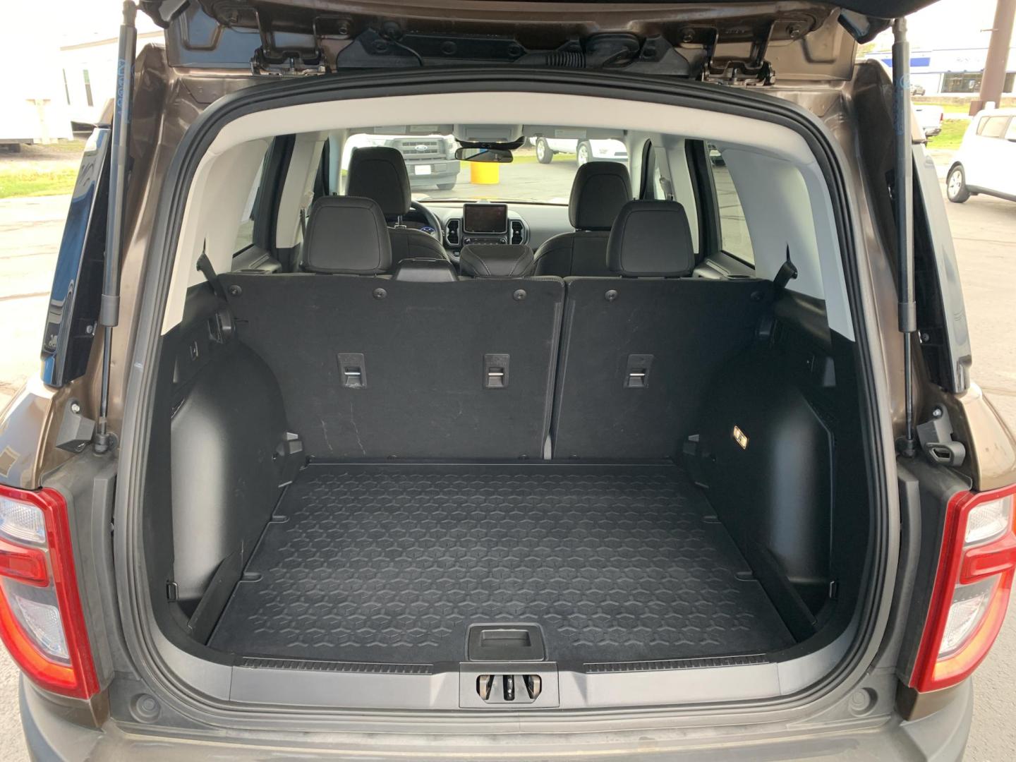 2022 Bronze /GRAY Ford Bronco Sport Big Bend (3FMCR9B69NR) with an 1.5L L3 engine, 8A transmission, located at 506 S. Kingshighway, Cape Girardeau, MO, 63703, (573) 235-5000, 37.294991, -89.553635 - 2022 Ford Bronco Sport Big Bend 38,xxx miles One Owner! 4WD Cruise Bluetooth Power Windows/Locks/Mirrors We have financing available and we accept trades! Fill out a credit application on our website or come by today! If you have any questions, give us a call at (573) 235-5000 or visit our - Photo#7