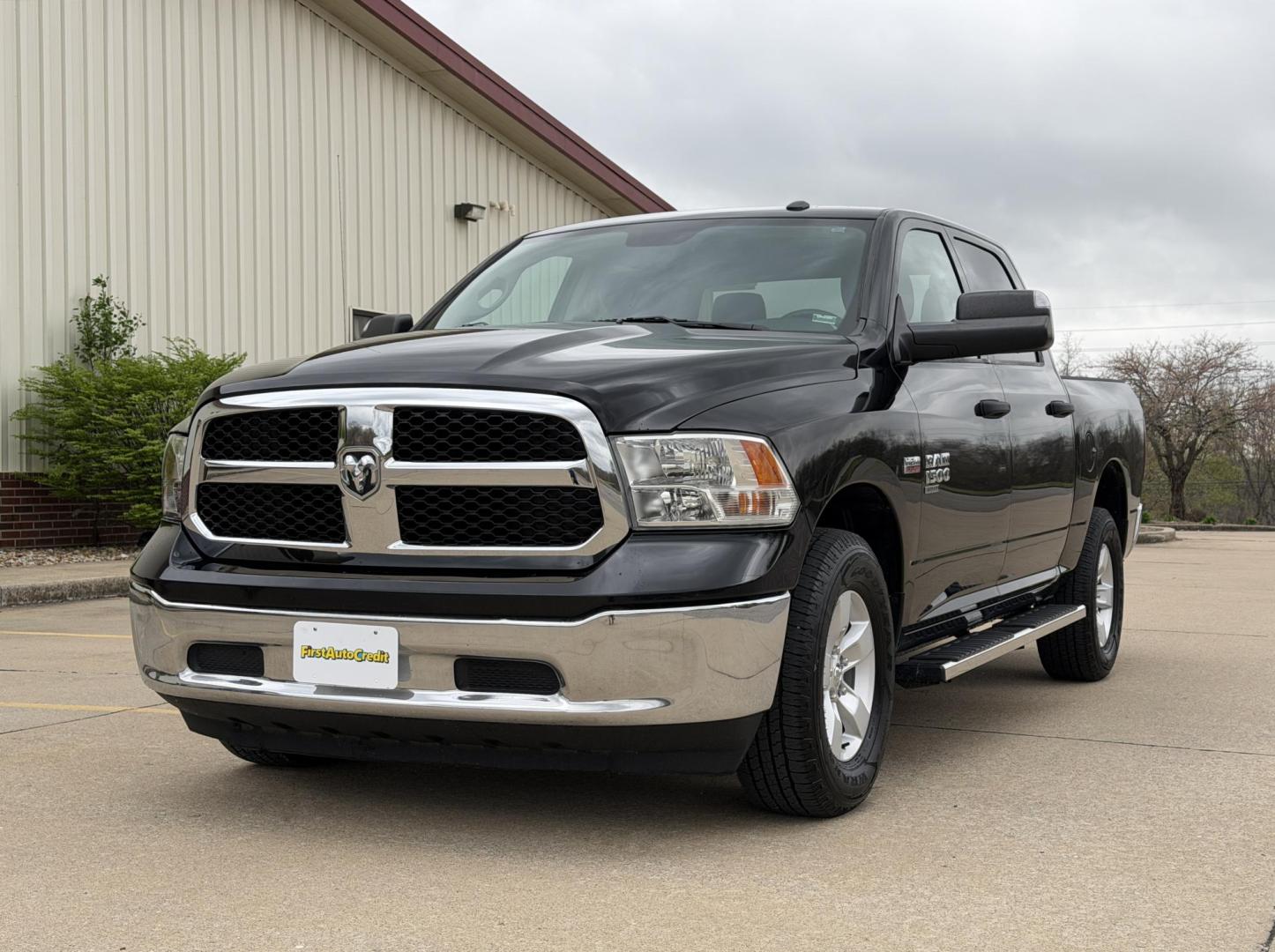 2022 BLACK /Gray RAM 1500 Classic Tradesman Crew Cab SWB 4WD (3C6RR7KT0NG) with an 5.7L V8 engine, Automatic transmission, located at 2990 Old Orchard Rd., Jackson, MO, 63755, 37.354214, -89.612106 - 2022 Ram 1500 Classic Tradesman 1-Owner 133xxx miles 4x4 5.7L V8 Automatic Backup Camera Bluetooth Cruise Power Windows/Locks/Mirrors We have financing available and we accept trades! Fill out a credit application on our website or come by today! If you have any questions, give us a call - Photo#4