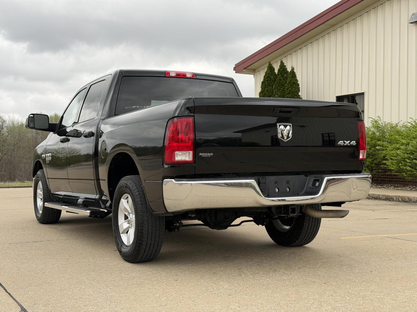 2022 BLACK /Gray RAM 1500 Classic Tradesman Crew Cab SWB 4WD (3C6RR7KT0NG) with an 5.7L V8 engine, Automatic transmission, located at 2990 Old Orchard Rd., Jackson, MO, 63755, 37.354214, -89.612106 - 2022 Ram 1500 Classic Tradesman 1-Owner 133xxx miles 4x4 5.7L V8 Automatic Backup Camera Bluetooth Cruise Power Windows/Locks/Mirrors We have financing available and we accept trades! Fill out a credit application on our website or come by today! If you have any questions, give us a call - Photo#8
