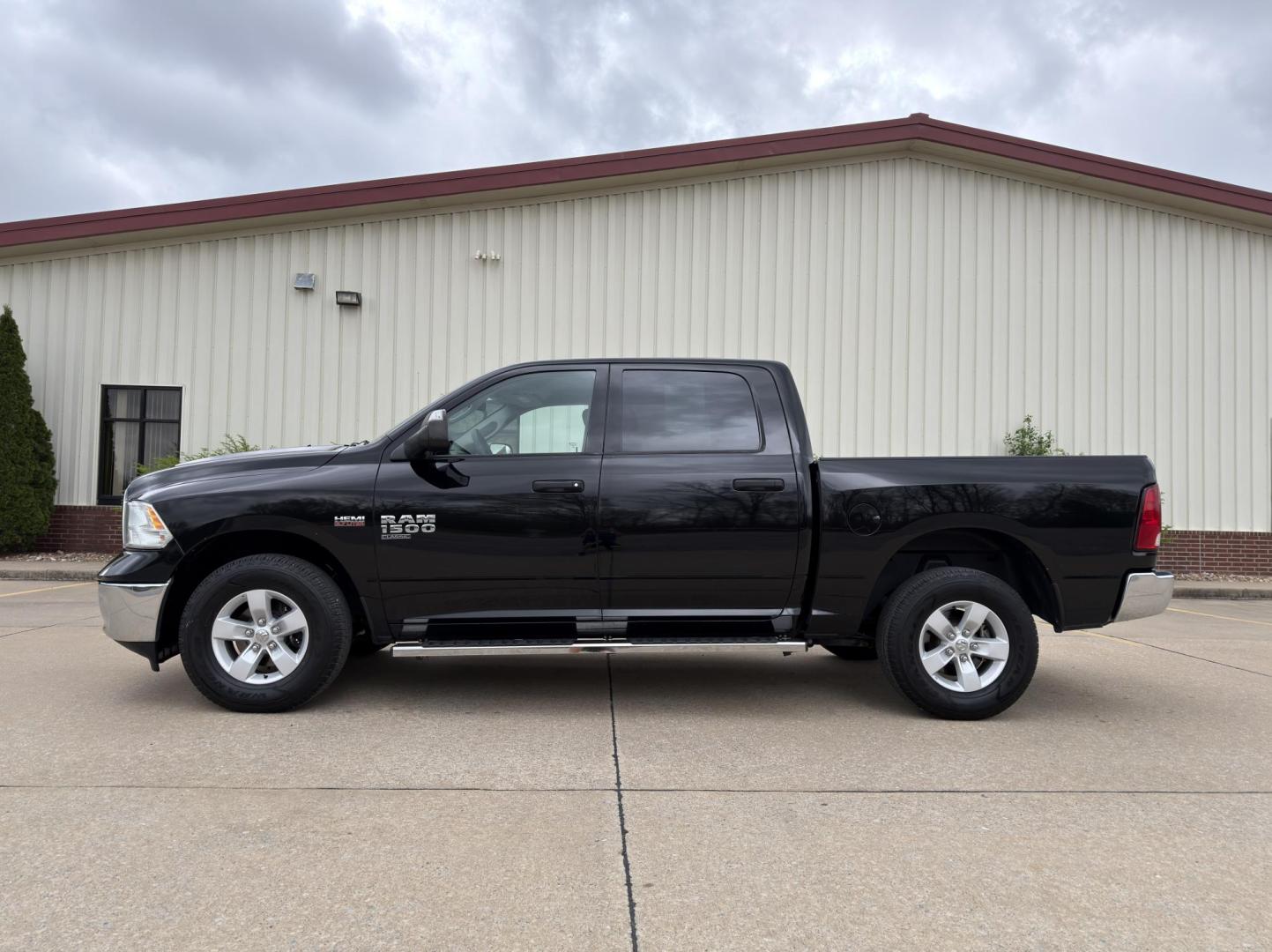 2022 BLACK /Gray RAM 1500 Classic Tradesman Crew Cab SWB 4WD (3C6RR7KT0NG) with an 5.7L V8 engine, Automatic transmission, located at 2990 Old Orchard Rd., Jackson, MO, 63755, 37.354214, -89.612106 - 2022 Ram 1500 Classic Tradesman 1-Owner 133xxx miles 4x4 5.7L V8 Automatic Backup Camera Bluetooth Cruise Power Windows/Locks/Mirrors We have financing available and we accept trades! Fill out a credit application on our website or come by today! If you have any questions, give us a call - Photo#5