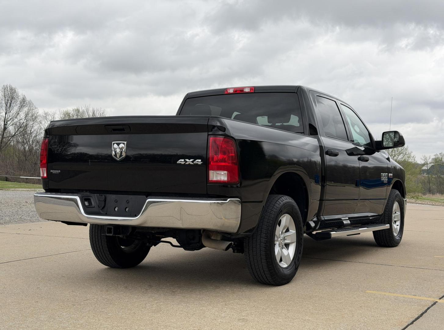 2022 BLACK /Gray RAM 1500 Classic Tradesman Crew Cab SWB 4WD (3C6RR7KT0NG) with an 5.7L V8 engine, Automatic transmission, located at 2990 Old Orchard Rd., Jackson, MO, 63755, 37.354214, -89.612106 - 2022 Ram 1500 Classic Tradesman 1-Owner 133xxx miles 4x4 5.7L V8 Automatic Backup Camera Bluetooth Cruise Power Windows/Locks/Mirrors We have financing available and we accept trades! Fill out a credit application on our website or come by today! If you have any questions, give us a call - Photo#7