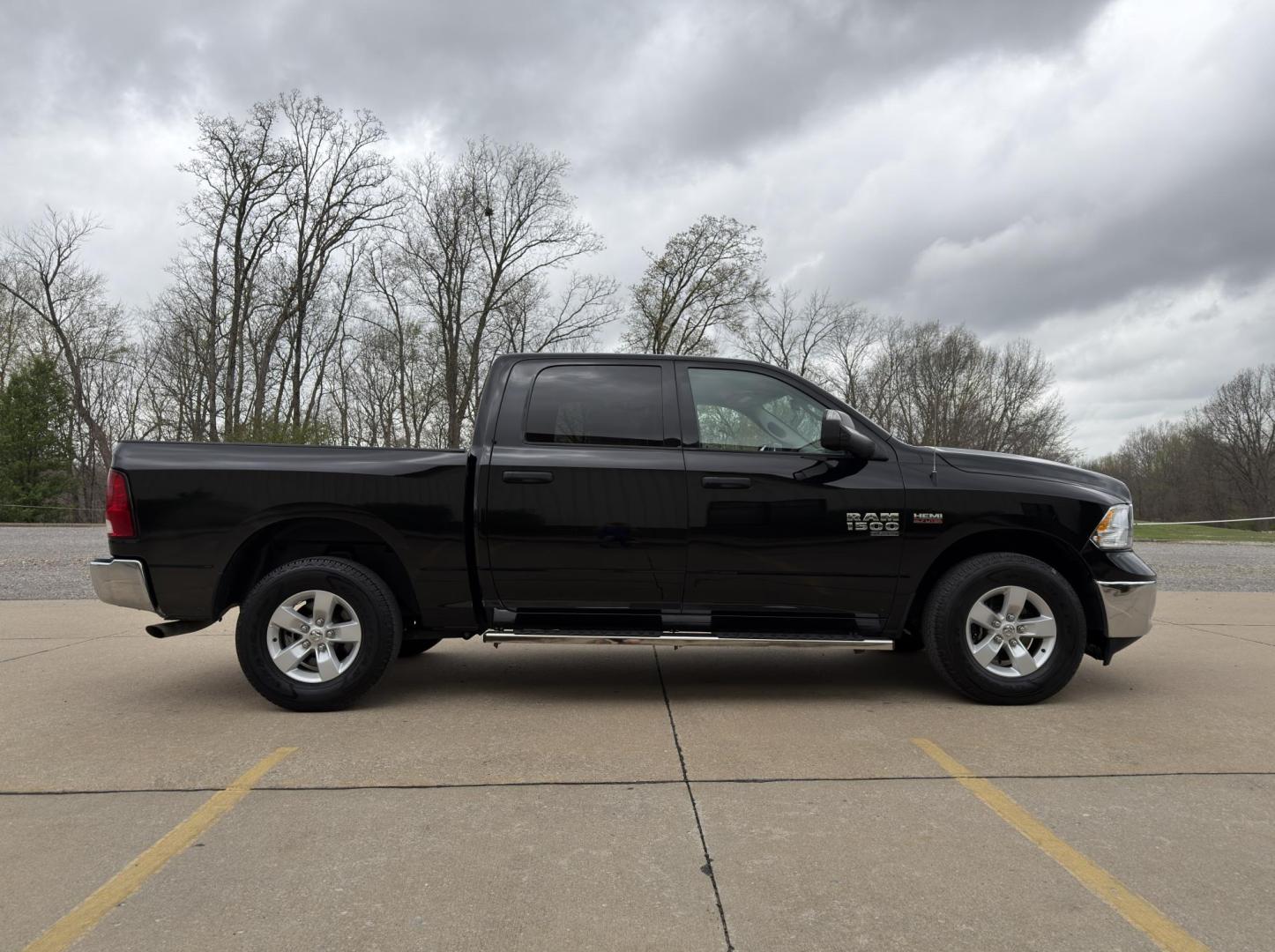 2022 BLACK /Gray RAM 1500 Classic Tradesman Crew Cab SWB 4WD (3C6RR7KT0NG) with an 5.7L V8 engine, Automatic transmission, located at 2990 Old Orchard Rd., Jackson, MO, 63755, 37.354214, -89.612106 - 2022 Ram 1500 Classic Tradesman 1-Owner 133xxx miles 4x4 5.7L V8 Automatic Backup Camera Bluetooth Cruise Power Windows/Locks/Mirrors We have financing available and we accept trades! Fill out a credit application on our website or come by today! If you have any questions, give us a call - Photo#6