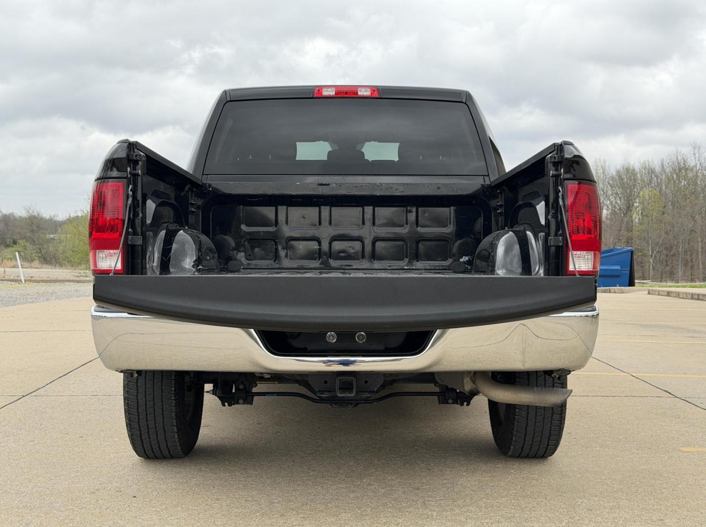 2022 BLACK /Gray RAM 1500 Classic Tradesman Crew Cab SWB 4WD (3C6RR7KT0NG) with an 5.7L V8 engine, Automatic transmission, located at 2990 Old Orchard Rd., Jackson, MO, 63755, 37.354214, -89.612106 - 2022 Ram 1500 Classic Tradesman 1-Owner 133xxx miles 4x4 5.7L V8 Automatic Backup Camera Bluetooth Cruise Power Windows/Locks/Mirrors We have financing available and we accept trades! Fill out a credit application on our website or come by today! If you have any questions, give us a call - Photo#17