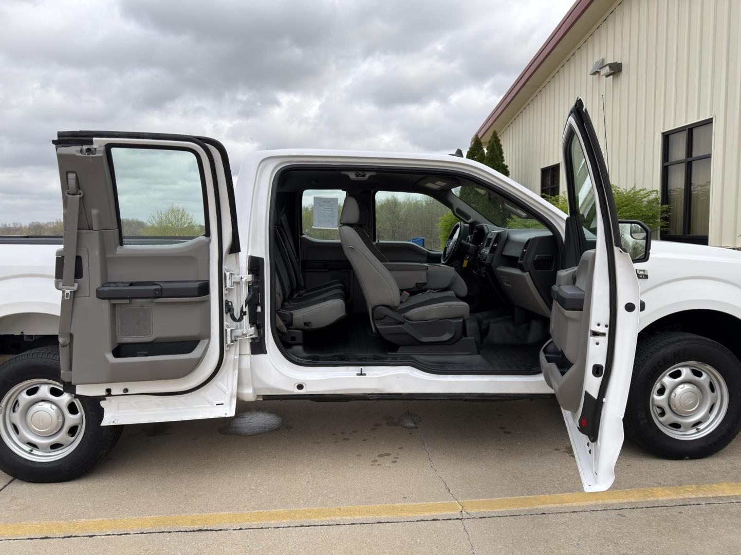 2020 WHITE /Gray Ford F-150 XL SuperCab 8-ft. 2WD (1FTEX1C43LK) with an 3.5L V6 engine, Automatic transmission, located at 2990 Old Orchard Rd., Jackson, MO, 63755, 37.354214, -89.612106 - 2020 Ford F-150 XL 1-Owner 101xxx miles Rear Wheel Drive 3.5L V6 Automatic Backup Camera Bluetooth Cruise Power Windows/Locks/Mirrors We have financing available and we accept trades! Fill out a credit application on our website or come by today! If you have any questions, give us a call - Photo#17