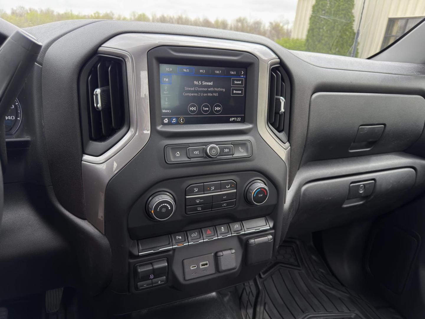 2021 WHITE /Black Chevrolet Silverado 2500HD Work Truck Regular Cab 4WD (1GC3YLE73MF) with an 6.6L V8 engine, Automatic transmission, located at 2990 Old Orchard Rd., Jackson, MO, 63755, 37.354214, -89.612106 - 2021 Chevrolet Silverado 2500HD 1-Owner 188xxx miles 4x4 6.6L V8 Automatic Backup Camera Bluetooth Cruise Power Windows/Locks/Mirrors We have financing available and we accept trades! Fill out a credit application on our website or come by today! If you have any questions, give us a call - Photo#20