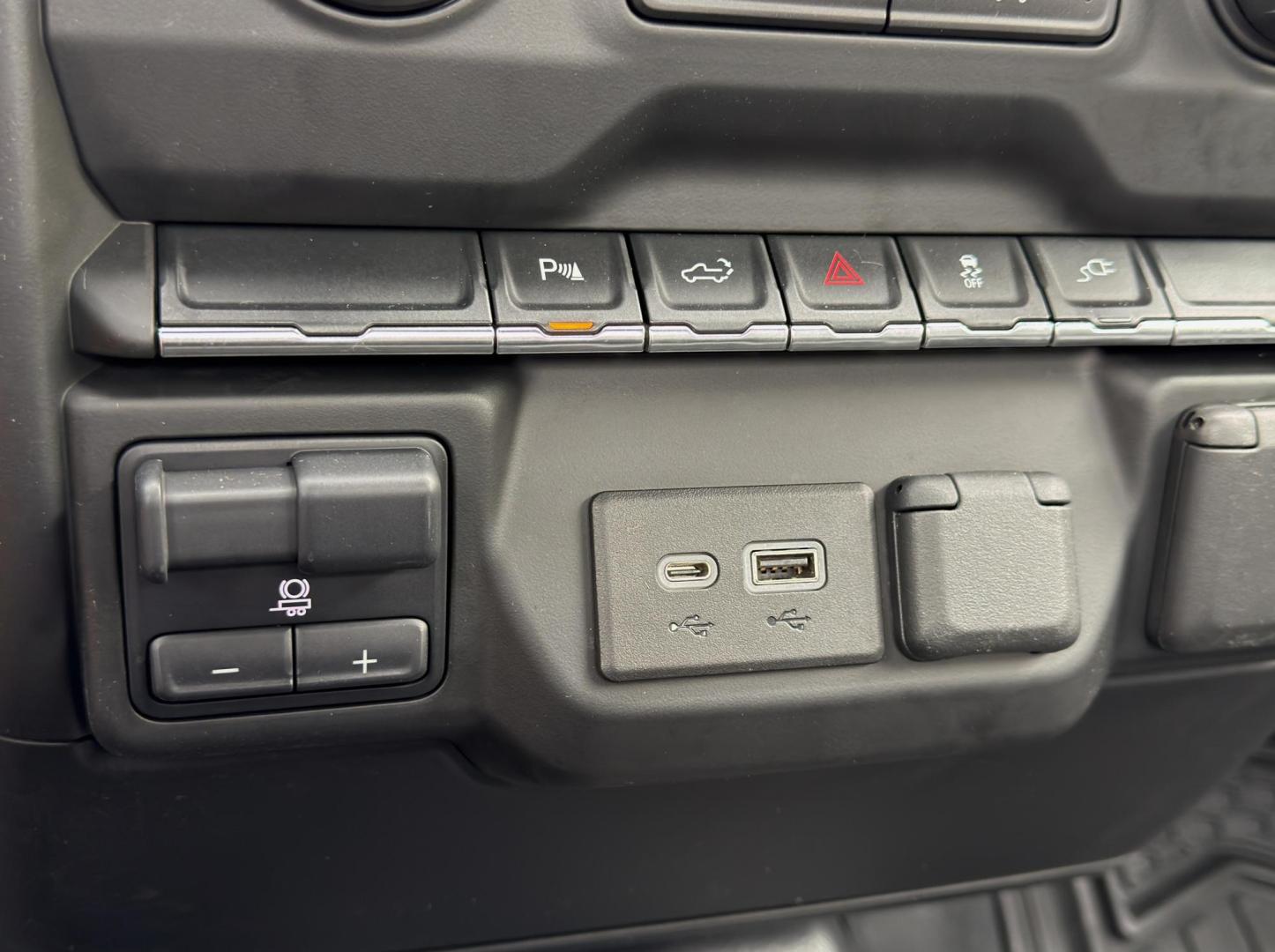 2021 WHITE /Black Chevrolet Silverado 2500HD Work Truck Regular Cab 4WD (1GC3YLE73MF) with an 6.6L V8 engine, Automatic transmission, located at 2990 Old Orchard Rd., Jackson, MO, 63755, 37.354214, -89.612106 - 2021 Chevrolet Silverado 2500HD 1-Owner 188xxx miles 4x4 6.6L V8 Automatic Backup Camera Bluetooth Cruise Power Windows/Locks/Mirrors We have financing available and we accept trades! Fill out a credit application on our website or come by today! If you have any questions, give us a call - Photo#23