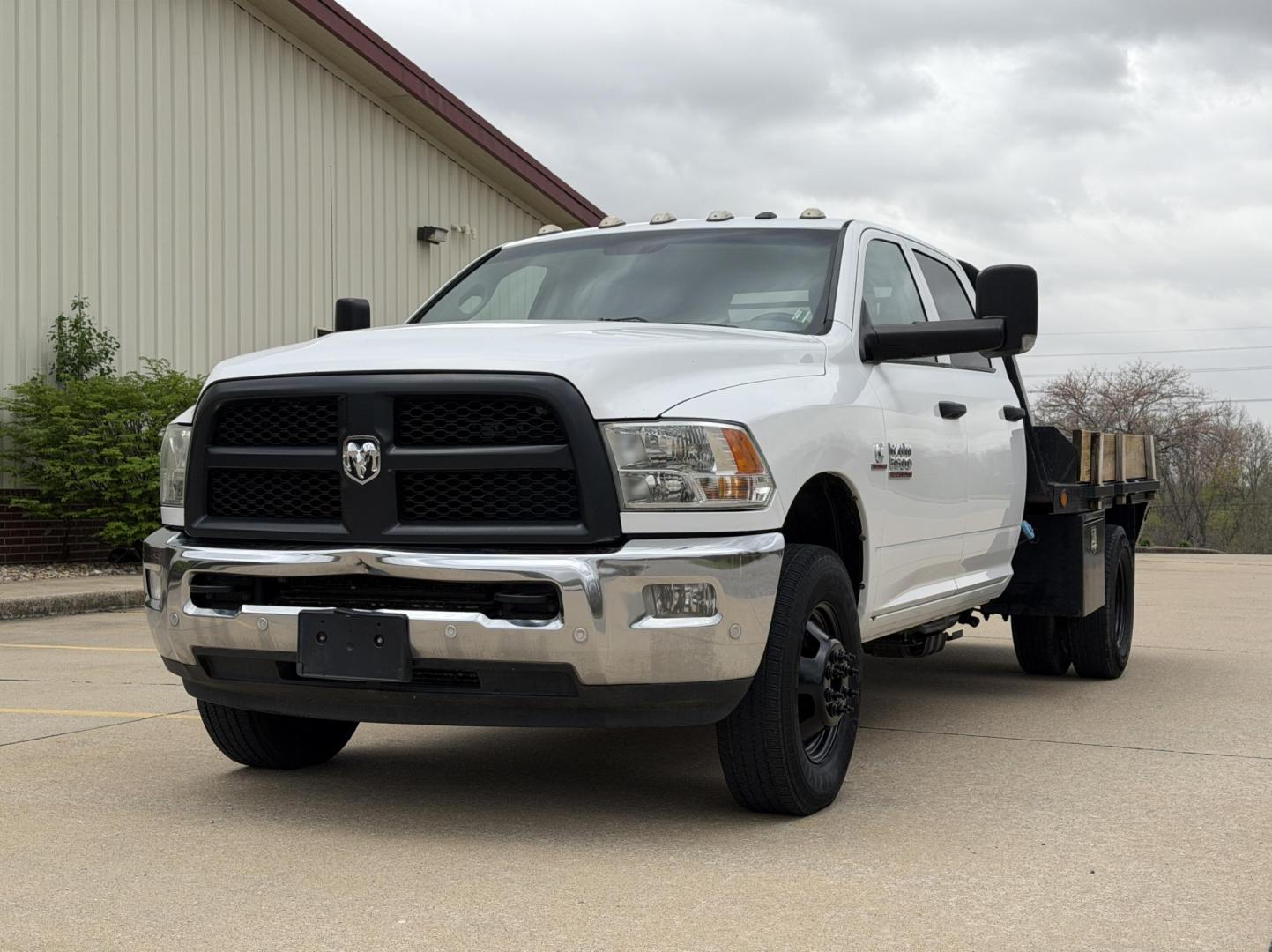 2018 WHITE /Gray RAM 3500 Crew Cab 4WD DRW (3C7WRTCLXJG) with an 6.7L I6 TURBO DIESEL engine, Automatic transmission, located at 2990 Old Orchard Rd., Jackson, MO, 63755, 37.354214, -89.612106 - 2018 Ram 3500 Heavy Duty Chassis 257xxx miles 4x4 6.7L I6 Turbo Diesel Automatic Backup Camera Bluetooth Cruise Power Windows/Locks/Mirrors We have financing available and we accept trades! Fill out a credit application on our website or come by today! If you have any questions, give us a - Photo#4