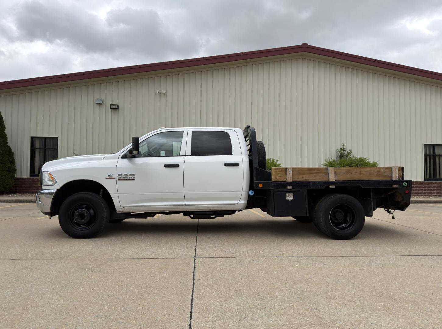 2018 WHITE /Gray RAM 3500 Crew Cab 4WD DRW (3C7WRTCLXJG) with an 6.7L I6 TURBO DIESEL engine, Automatic transmission, located at 2990 Old Orchard Rd., Jackson, MO, 63755, 37.354214, -89.612106 - 2018 Ram 3500 Heavy Duty Chassis 257xxx miles 4x4 6.7L I6 Turbo Diesel Automatic Backup Camera Bluetooth Cruise Power Windows/Locks/Mirrors We have financing available and we accept trades! Fill out a credit application on our website or come by today! If you have any questions, give us a - Photo#5