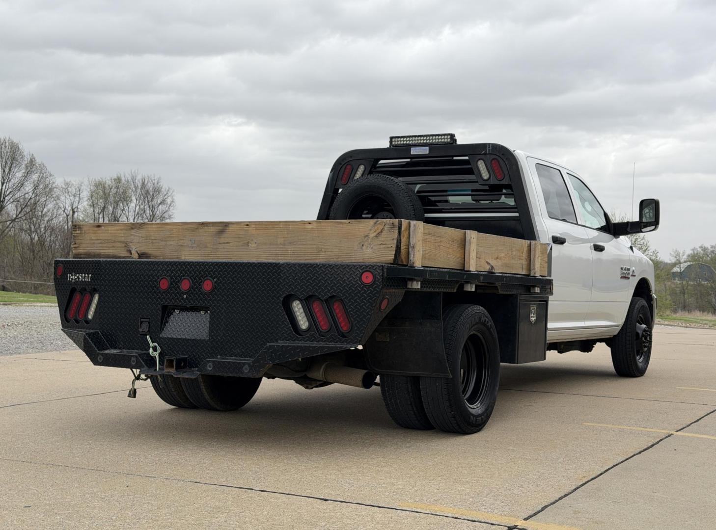 2018 WHITE /Gray RAM 3500 Crew Cab 4WD DRW (3C7WRTCLXJG) with an 6.7L I6 TURBO DIESEL engine, Automatic transmission, located at 2990 Old Orchard Rd., Jackson, MO, 63755, 37.354214, -89.612106 - 2018 Ram 3500 Heavy Duty Chassis 257xxx miles 4x4 6.7L I6 Turbo Diesel Automatic Backup Camera Bluetooth Cruise Power Windows/Locks/Mirrors We have financing available and we accept trades! Fill out a credit application on our website or come by today! If you have any questions, give us a - Photo#7