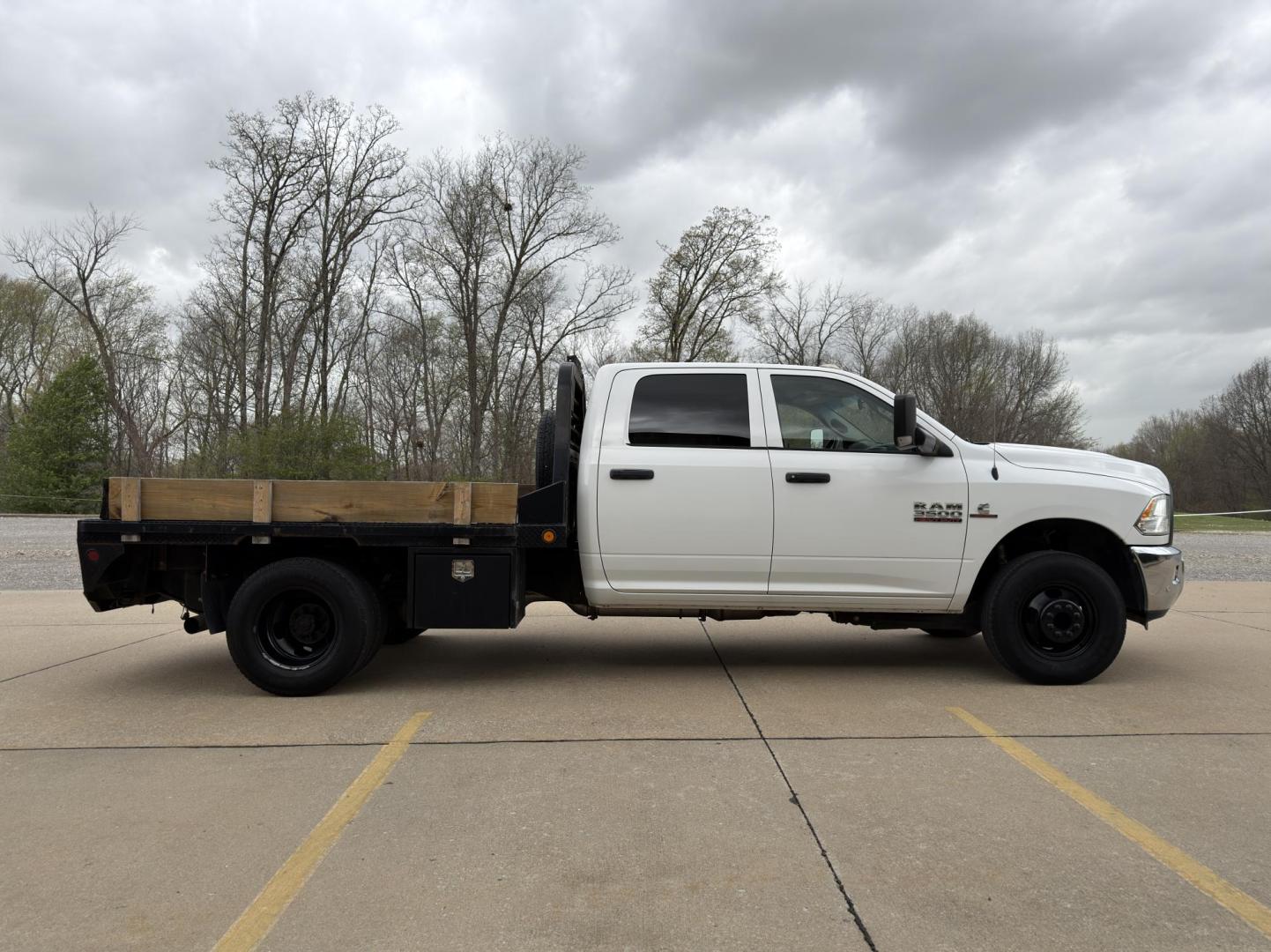 2018 WHITE /Gray RAM 3500 Crew Cab 4WD DRW (3C7WRTCLXJG) with an 6.7L I6 TURBO DIESEL engine, Automatic transmission, located at 2990 Old Orchard Rd., Jackson, MO, 63755, 37.354214, -89.612106 - 2018 Ram 3500 Heavy Duty Chassis 257xxx miles 4x4 6.7L I6 Turbo Diesel Automatic Backup Camera Bluetooth Cruise Power Windows/Locks/Mirrors We have financing available and we accept trades! Fill out a credit application on our website or come by today! If you have any questions, give us a - Photo#6