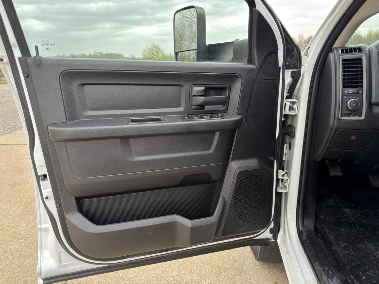 2018 WHITE /Gray RAM 3500 Crew Cab 4WD DRW (3C7WRTCLXJG) with an 6.7L I6 TURBO DIESEL engine, Automatic transmission, located at 2990 Old Orchard Rd., Jackson, MO, 63755, 37.354214, -89.612106 - 2018 Ram 3500 Heavy Duty Chassis 257xxx miles 4x4 6.7L I6 Turbo Diesel Automatic Backup Camera Bluetooth Cruise Power Windows/Locks/Mirrors We have financing available and we accept trades! Fill out a credit application on our website or come by today! If you have any questions, give us a - Photo#11