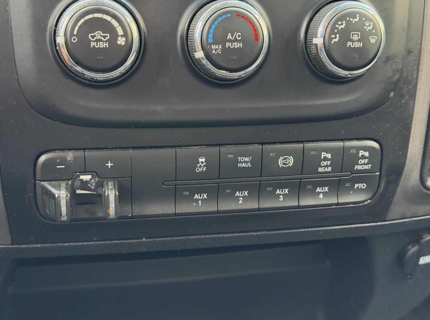 2018 WHITE /Gray RAM 3500 Crew Cab 4WD DRW (3C7WRTCLXJG) with an 6.7L I6 TURBO DIESEL engine, Automatic transmission, located at 2990 Old Orchard Rd., Jackson, MO, 63755, 37.354214, -89.612106 - 2018 Ram 3500 Heavy Duty Chassis 257xxx miles 4x4 6.7L I6 Turbo Diesel Automatic Backup Camera Bluetooth Cruise Power Windows/Locks/Mirrors We have financing available and we accept trades! Fill out a credit application on our website or come by today! If you have any questions, give us a - Photo#26