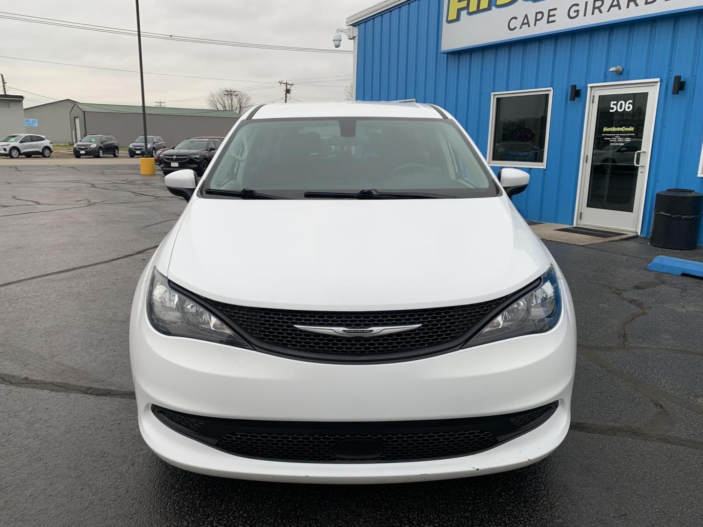 2022 WHITE /BLACK Chrysler Voyager LX (2C4RC1CG7NR) with an 3.6L V6 DOHC 24V engine, Automatic transmission, located at 506 S. Kingshighway, Cape Girardeau, MO, 63703, (573) 235-5000, 37.294991, -89.553635 - 2022 Chrysler Voyager LX One Owner 79,xxx miles CarPlay Heated Seats Heated Steering Wheel Power sliding doors Bluetooth Cruise Backup Camera We have financing available and we accept trades! Fill out a credit application on our website or come by today! If you have any questions, give - Photo#1