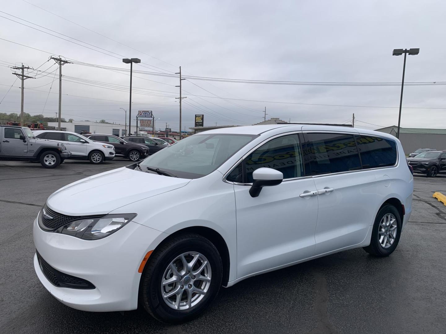 2022 WHITE /BLACK Chrysler Voyager LX (2C4RC1CG7NR) with an 3.6L V6 DOHC 24V engine, Automatic transmission, located at 506 S. Kingshighway, Cape Girardeau, MO, 63703, (573) 235-5000, 37.294991, -89.553635 - 2022 Chrysler Voyager LX One Owner 79,xxx miles CarPlay Heated Seats Heated Steering Wheel Power sliding doors Bluetooth Cruise Backup Camera We have financing available and we accept trades! Fill out a credit application on our website or come by today! If you have any questions, give - Photo#3