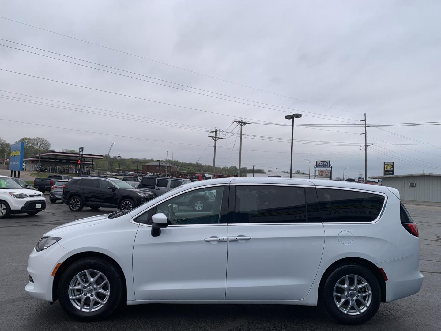 2022 WHITE /BLACK Chrysler Voyager LX (2C4RC1CG7NR) with an 3.6L V6 DOHC 24V engine, Automatic transmission, located at 506 S. Kingshighway, Cape Girardeau, MO, 63703, (573) 235-5000, 37.294991, -89.553635 - 2022 Chrysler Voyager LX One Owner 79,xxx miles CarPlay Heated Seats Heated Steering Wheel Power sliding doors Bluetooth Cruise Backup Camera We have financing available and we accept trades! Fill out a credit application on our website or come by today! If you have any questions, give - Photo#4