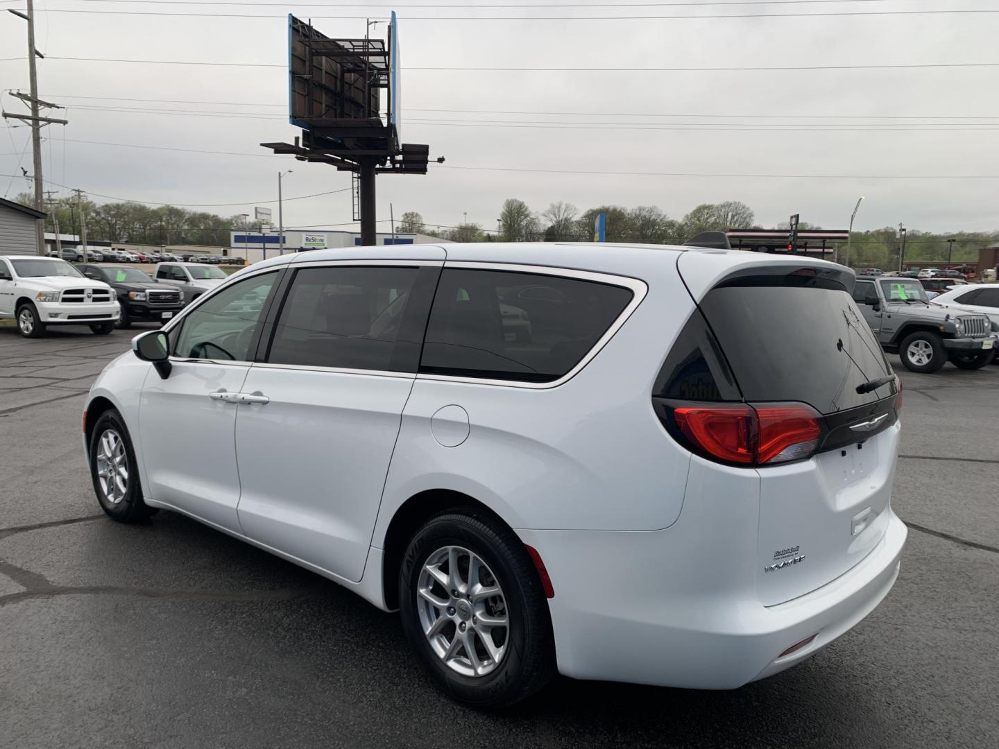 2022 WHITE /BLACK Chrysler Voyager LX (2C4RC1CG7NR) with an 3.6L V6 DOHC 24V engine, Automatic transmission, located at 506 S. Kingshighway, Cape Girardeau, MO, 63703, (573) 235-5000, 37.294991, -89.553635 - 2022 Chrysler Voyager LX One Owner 79,xxx miles CarPlay Heated Seats Heated Steering Wheel Power sliding doors Bluetooth Cruise Backup Camera We have financing available and we accept trades! Fill out a credit application on our website or come by today! If you have any questions, give - Photo#5
