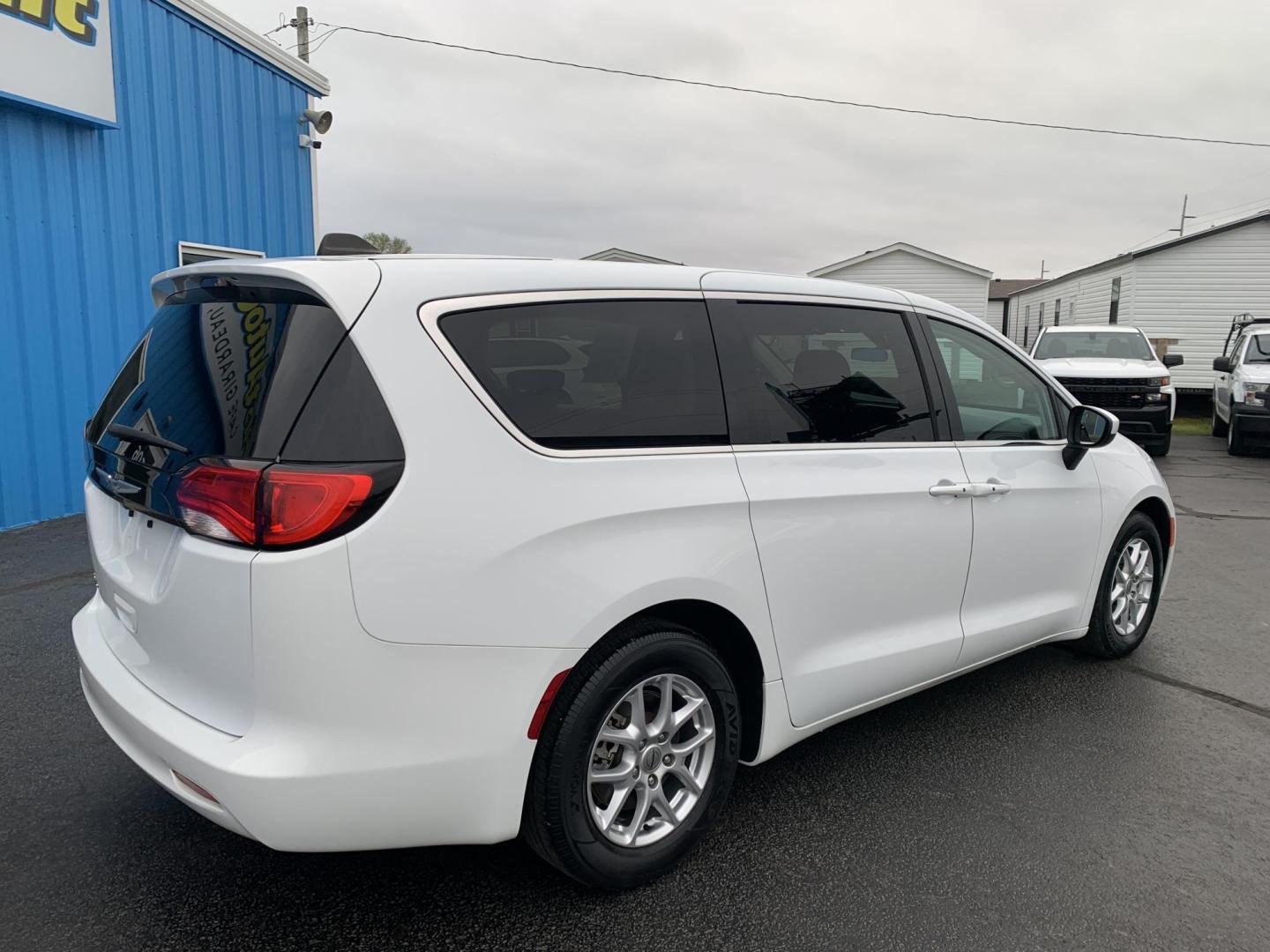 2022 WHITE /BLACK Chrysler Voyager LX (2C4RC1CG7NR) with an 3.6L V6 DOHC 24V engine, Automatic transmission, located at 506 S. Kingshighway, Cape Girardeau, MO, 63703, (573) 235-5000, 37.294991, -89.553635 - 2022 Chrysler Voyager LX One Owner 79,xxx miles CarPlay Heated Seats Heated Steering Wheel Power sliding doors Bluetooth Cruise Backup Camera We have financing available and we accept trades! Fill out a credit application on our website or come by today! If you have any questions, give - Photo#8