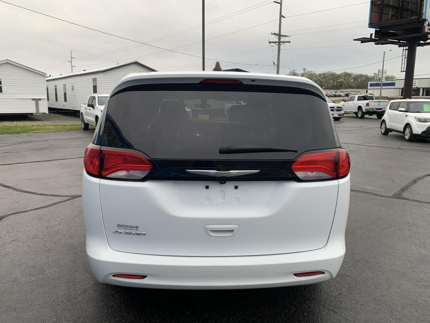 2022 WHITE /BLACK Chrysler Voyager LX (2C4RC1CG7NR) with an 3.6L V6 DOHC 24V engine, Automatic transmission, located at 506 S. Kingshighway, Cape Girardeau, MO, 63703, (573) 235-5000, 37.294991, -89.553635 - 2022 Chrysler Voyager LX One Owner 79,xxx miles CarPlay Heated Seats Heated Steering Wheel Power sliding doors Bluetooth Cruise Backup Camera We have financing available and we accept trades! Fill out a credit application on our website or come by today! If you have any questions, give - Photo#6
