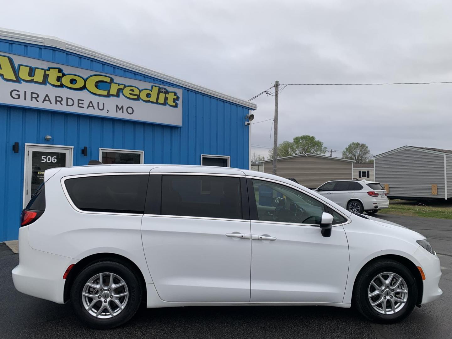2022 WHITE /BLACK Chrysler Voyager LX (2C4RC1CG7NR) with an 3.6L V6 DOHC 24V engine, Automatic transmission, located at 506 S. Kingshighway, Cape Girardeau, MO, 63703, (573) 235-5000, 37.294991, -89.553635 - 2022 Chrysler Voyager LX One Owner 79,xxx miles CarPlay Heated Seats Heated Steering Wheel Power sliding doors Bluetooth Cruise Backup Camera We have financing available and we accept trades! Fill out a credit application on our website or come by today! If you have any questions, give - Photo#9